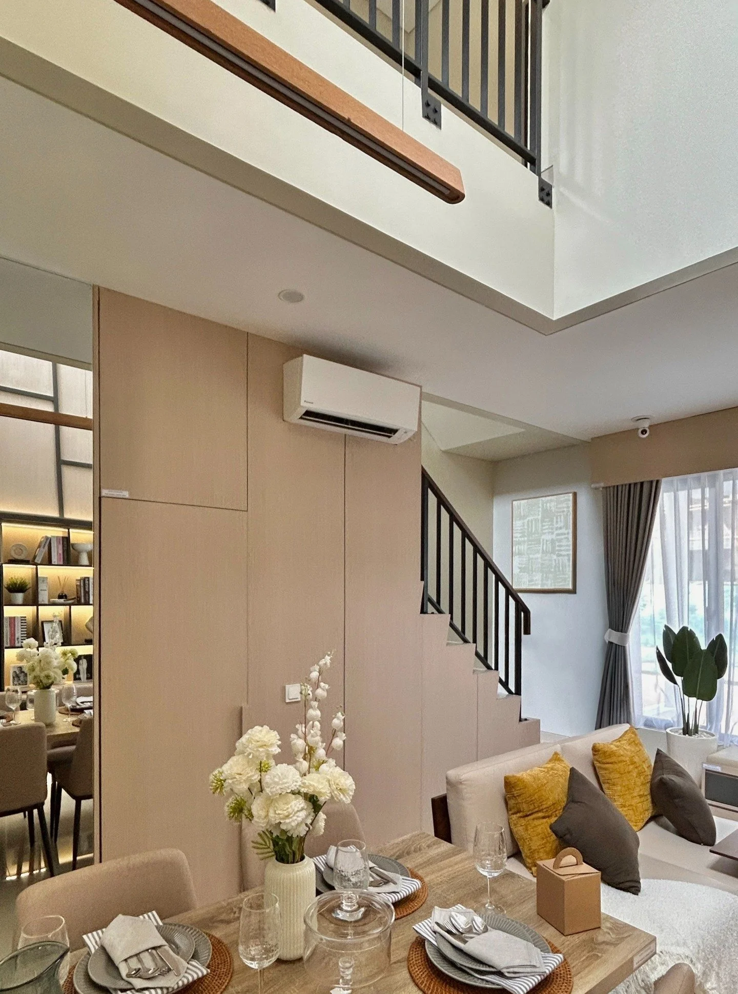 ✨ Living room tipe Edelweiss di @premier.promenade dirancang dengan ceiling tinggi yang memberikan kesan lega dan elegan.
Setiap sudutnya memadukan kehangatan warna natural dan pencahayaan alami, menciptakan suasana nyaman untuk quality time bersama