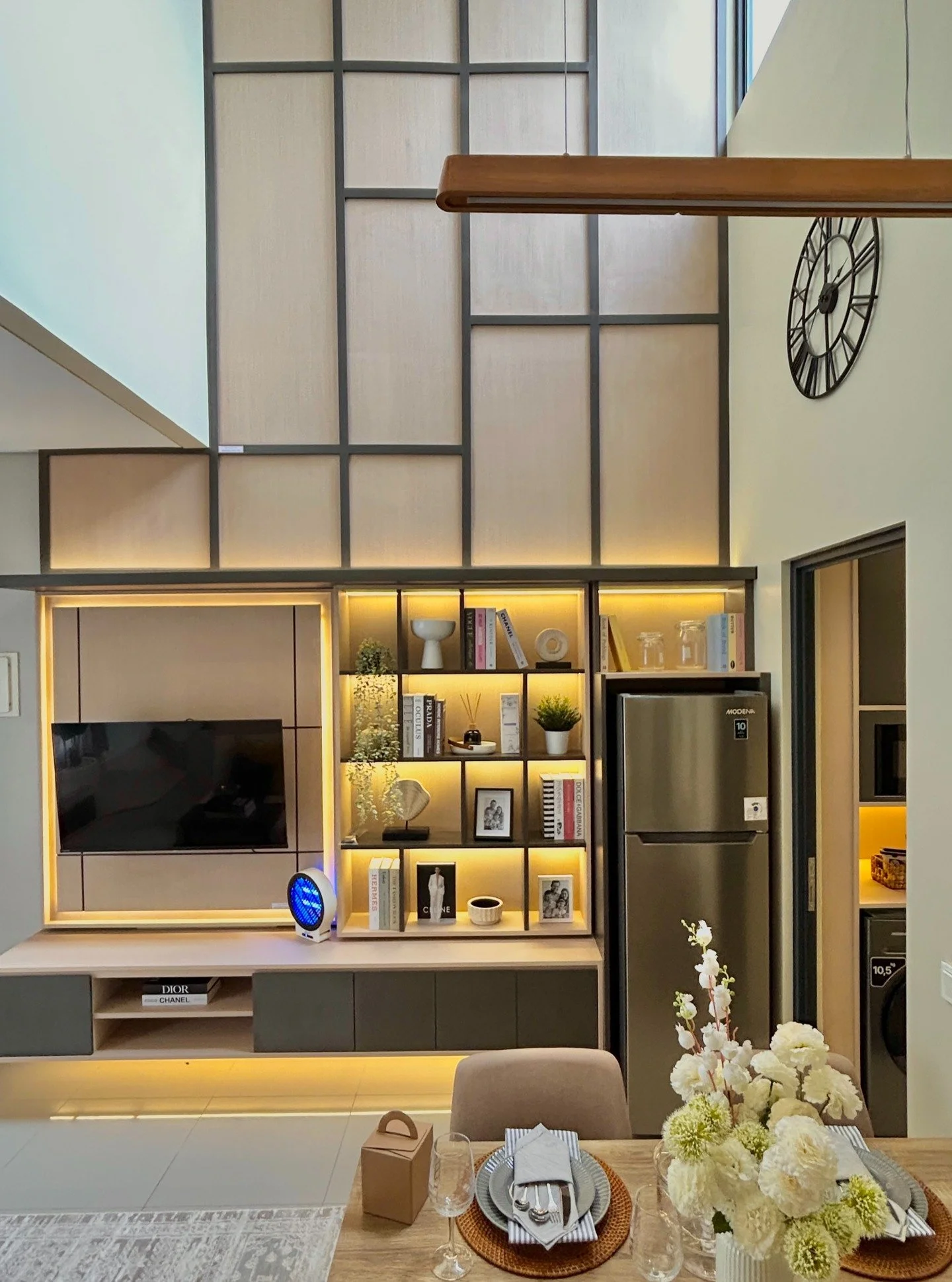 ✨ Living room tipe Edelweiss di @premier.promenade dirancang dengan ceiling tinggi yang memberikan kesan lega dan elegan.

Setiap sudutnya memadukan kehangatan warna natural dan pencahayaan alami, menciptakan suasana nyaman untuk quality time bersama