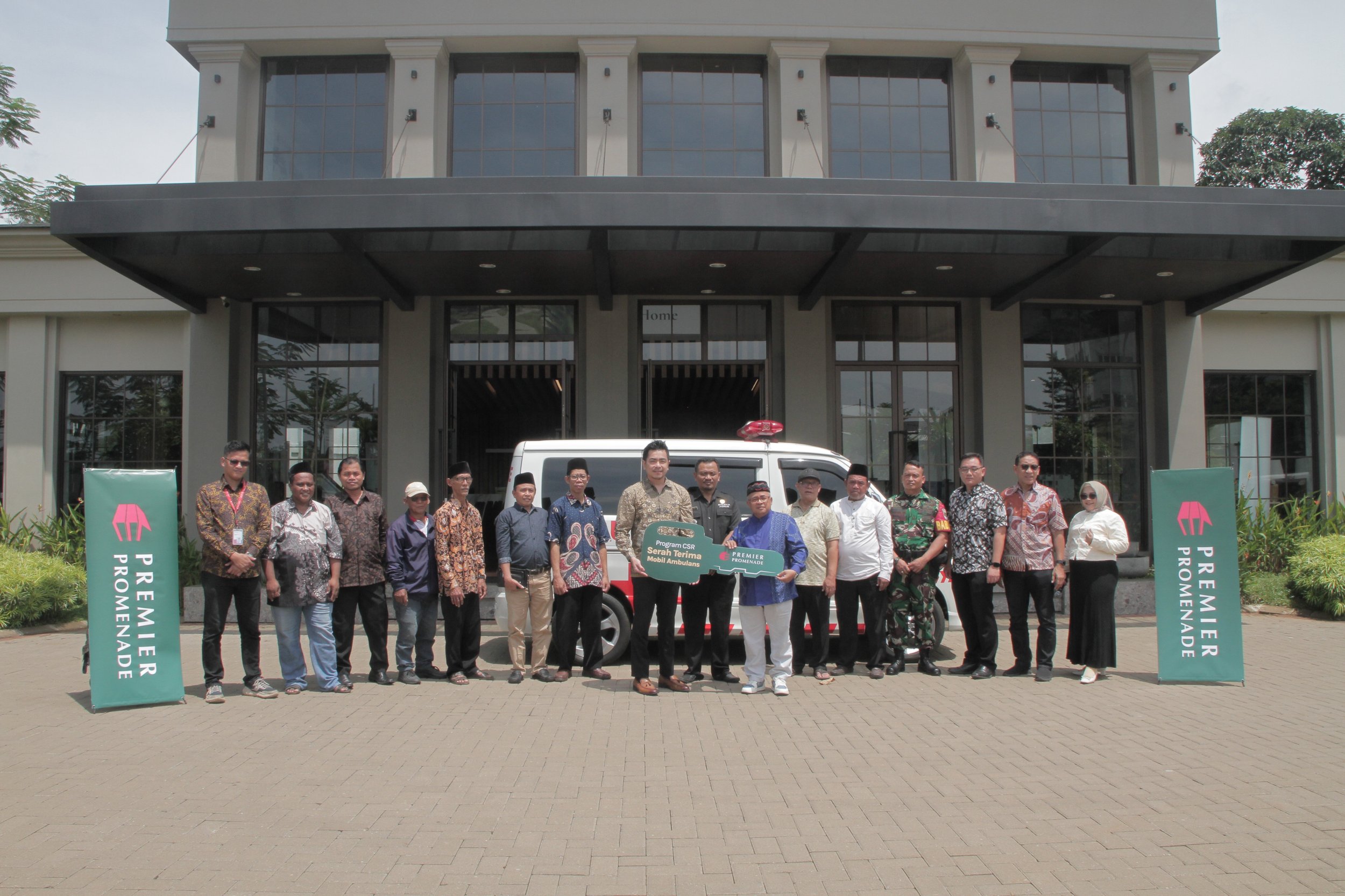 Premier Promenade Serahkan Ambulans untuk Perkuat Layanan Kesehatan Masyarakat