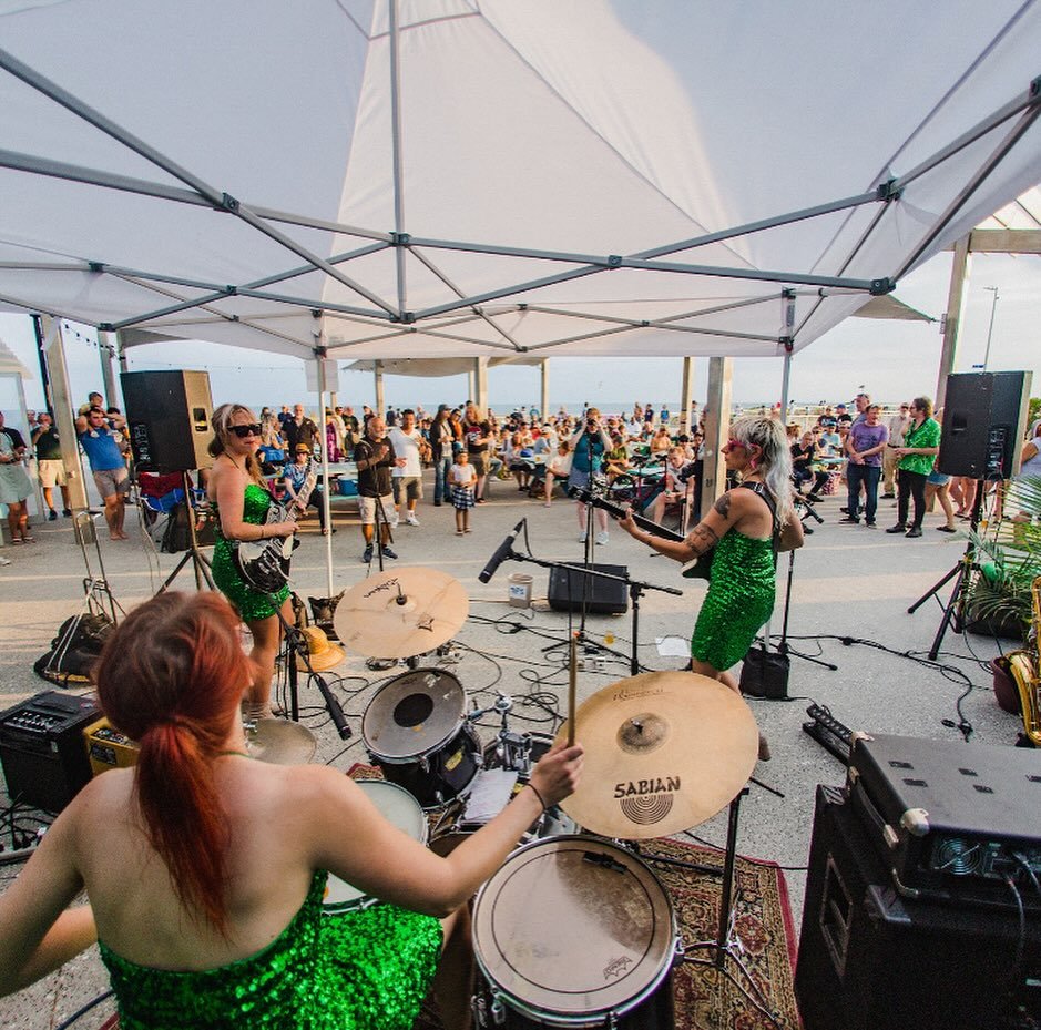 Music 🎶 Thursday through Sunday + beautiful weather ☀️ and sand 🌊 at Beach 97th

5/30 Thusday: Rockin&rsquo; Lobstah Jam w/ Rho &amp;
Friends @rhoandthenomads (@redhooklobster dinner tix in the bio)
5/31 Friday: Meddle Juice presents: Seven Ones &a