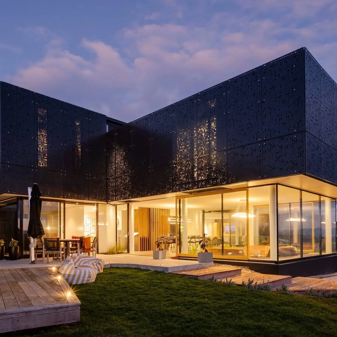 Coastal Luxury &mdash; Fairburn Place, Kaiteriteri 🌊 Perched above Dummy Bay, neighbouring Kaiteriteri, this home was designed to do one thing above all else: make the most of its extraordinary setting. From passive solar design to indoor-outdoor fl