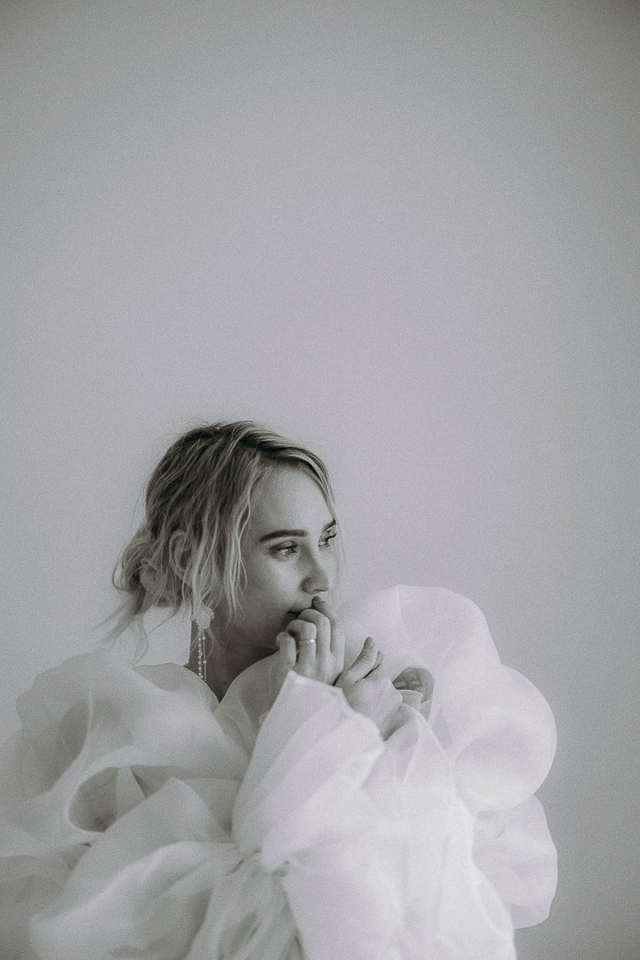 morsiamen aamuvalmistelut | hääkuvaus Lahti Helsinki | dokumentaarinen hääkuvaus Suomi | Salla Vesa-Tikkanen Photography