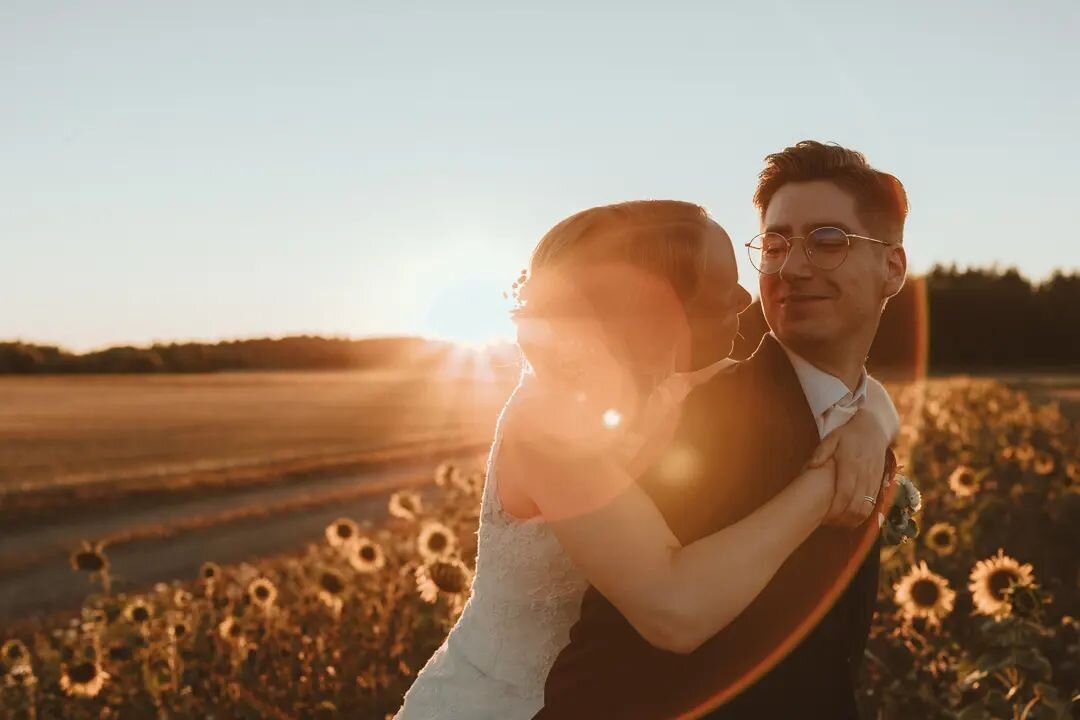 Lauantaina saatiin niin t&auml;ydellinen golden hour iltakuvien aikaan, ett&auml; en kest&auml;.. 
T&auml;ss&auml; yksi oma suosikki t&auml;m&auml;n h&auml;&auml;parin kuvista 🌻❤🌅

#scandinavianwedding #weddingphotographerfinland #br&ouml;llopsfoto