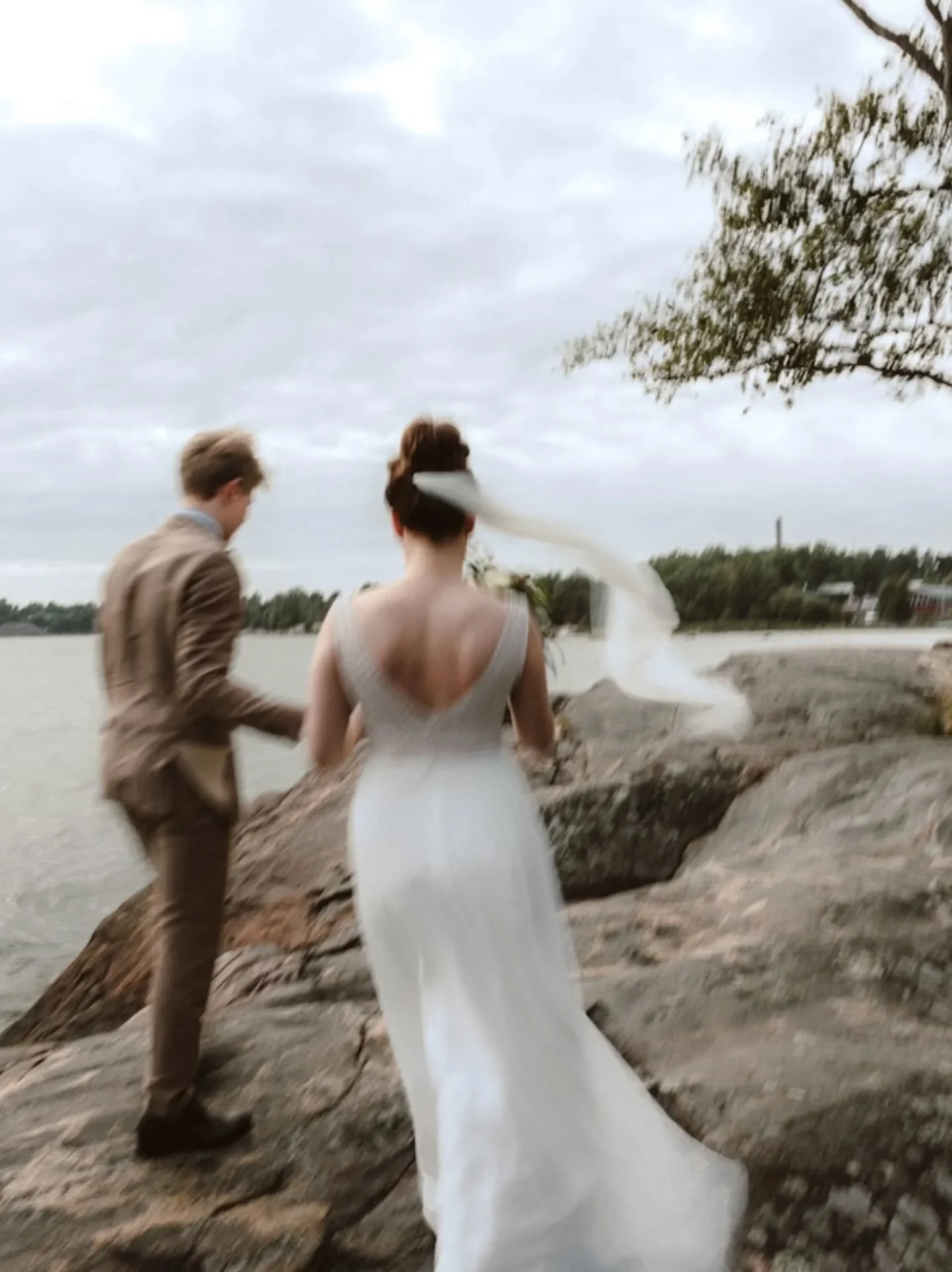 ✨ Asiakkaan palaute ✨ 
"Voimme lämpimästi suositella Sallaa häävalokuvaukseen! Sallan kanssa toimiminen oli luontevaa ja helppoa. Mikä mielestämme tärkeintä, valokuvattavana oleminen hääparin po
