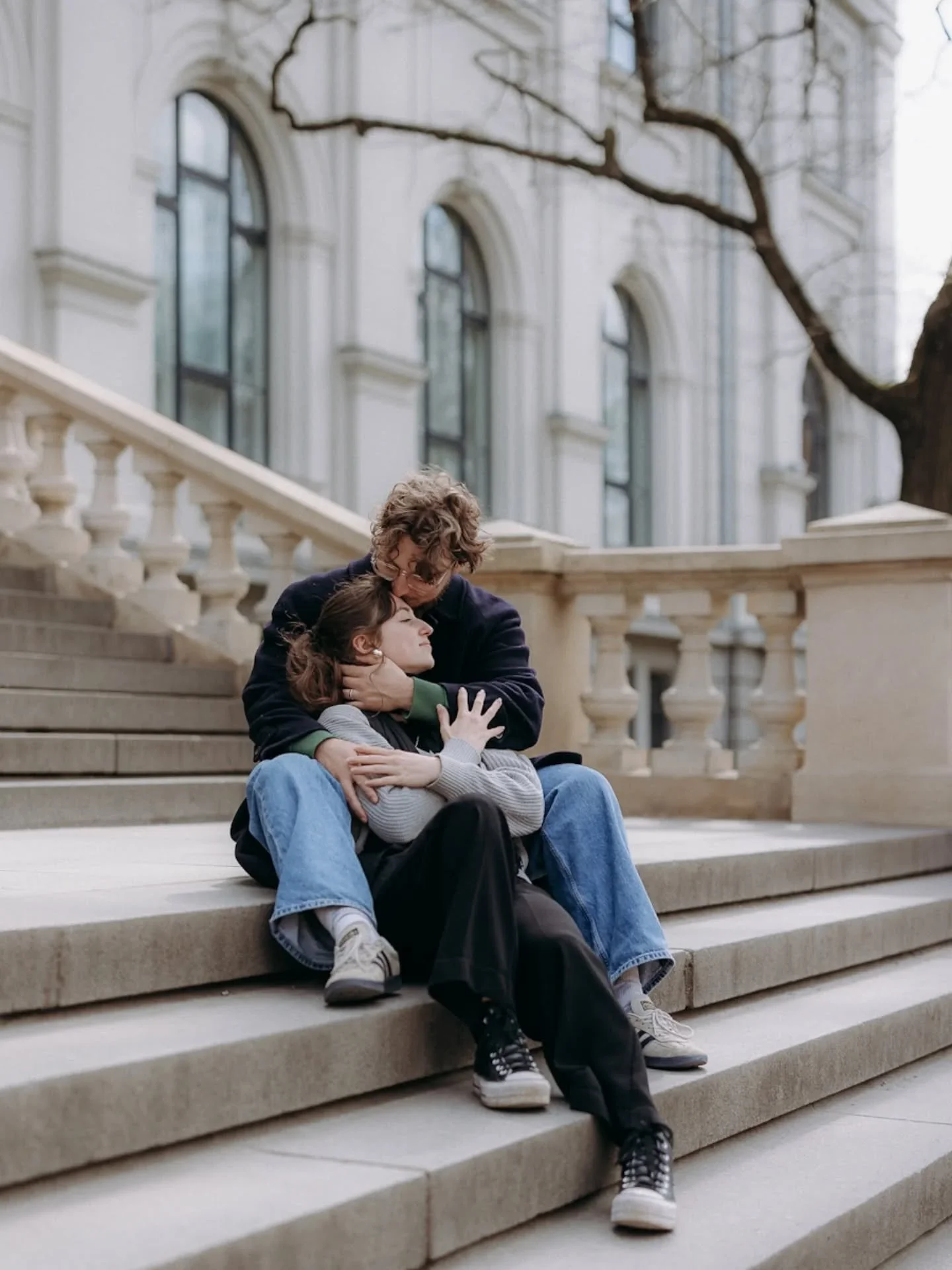 Näiden kuvien takana on tarina. 
Olimme kollegan kanssa matkalla Riiassa ja päätimme piipahtaa Latvian kansallismuseossa. Paikan päällä ovet olivat kuitenkin kiinni, olihan maanantai.
Samalla museolle saapui söp&o