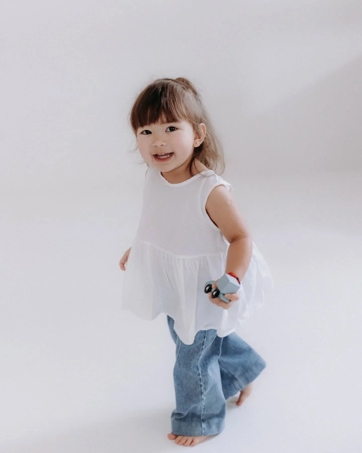 Oletko koskaan miettinyt, miten lapsen nauru tuntuu valaisevan koko huoneen? 
Se muistuttaa siitä, kuinka yksinkertaisistakin asioista löytyy kauneutta. 2-vuotias ei murehdi huomista eikä mieti eilisen epäonnistumista. He elä