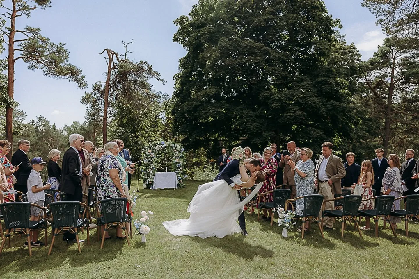 Tied&auml;t noin viidess&auml; sekunnissa, onko valokuvaaja teille se oikea.
Joko sen tuntee tai ei tunne.

Kyse ei ole hinnasta tai kuvam&auml;&auml;r&auml;st&auml;, vaan siit&auml; tunnistatko kuvista sen, milt&auml; haluatte p&auml;iv&auml;nne tun