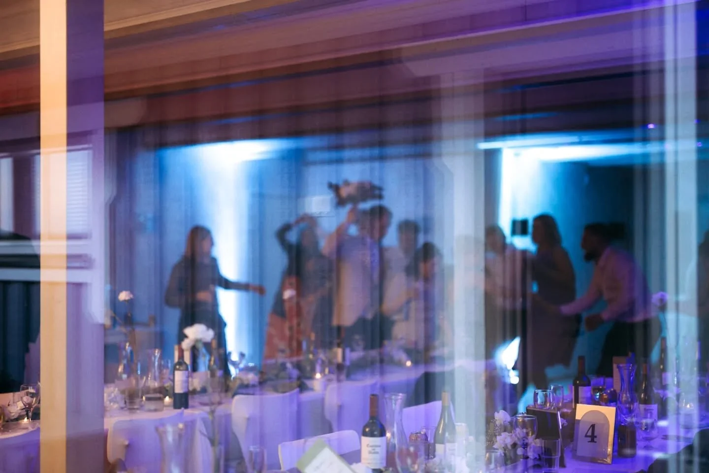 Viime aikoina olen miettinyt paljon sit&auml;, miten valokuva syntyy. 
Ei pelk&auml;st&auml;&auml;n teknisesti, vaan kokemuksena.
Mit&auml; enemm&auml;n teen t&auml;t&auml; ty&ouml;t&auml;, sit&auml; v&auml;hemm&auml;n haluan pakottaa hetki&auml; mih