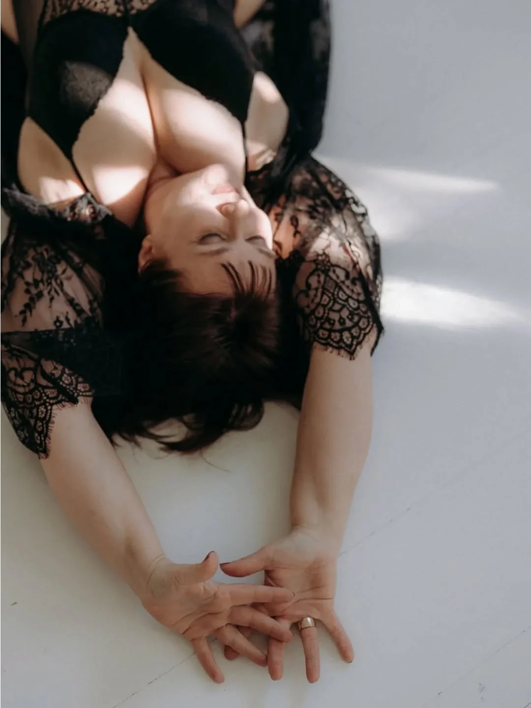 Tiesitk&ouml; ett&auml; upea studioni sijaitsee Lahdessa Hennalan historiallisella kasarmialueella, Upseerikehronkatu 5:ss&auml;? 💖

Rakastan t&auml;m&auml;n tilan rauhaa, valoa ja ajattomuutta.
Se luo kuvaushetkiin oman tunnelmansa jo ennen kuin no