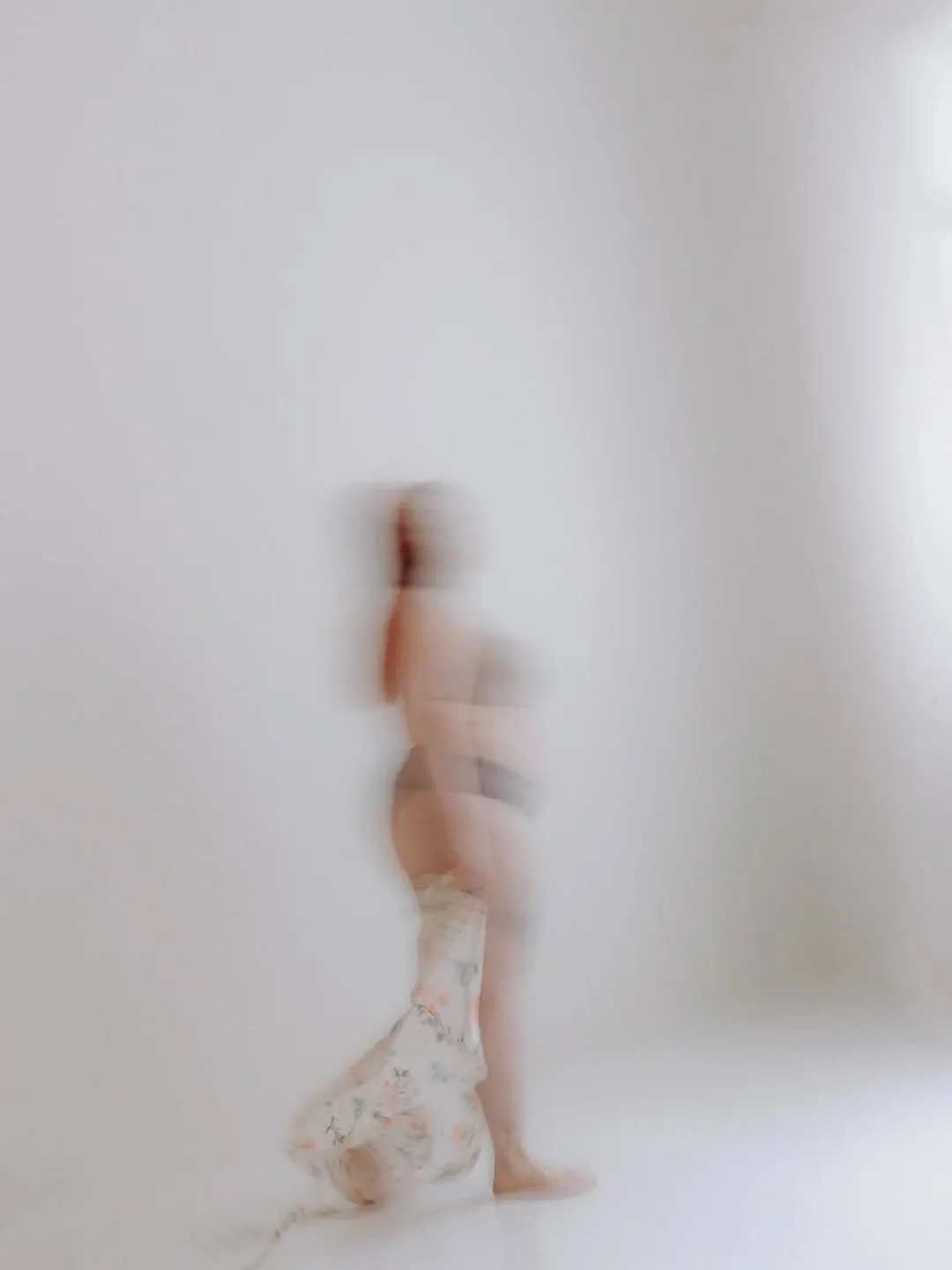 "A photograph is a secret about a secret.
The more it tells you the less you know."
&ndash; Diane Arbus

T&auml;ss&auml; ajatuksessa on jotain hyvin kiehtovaa.
Kuvassa n&auml;emme vain osan ja loppu j&auml;&auml; arvattavaksi.

#photographe