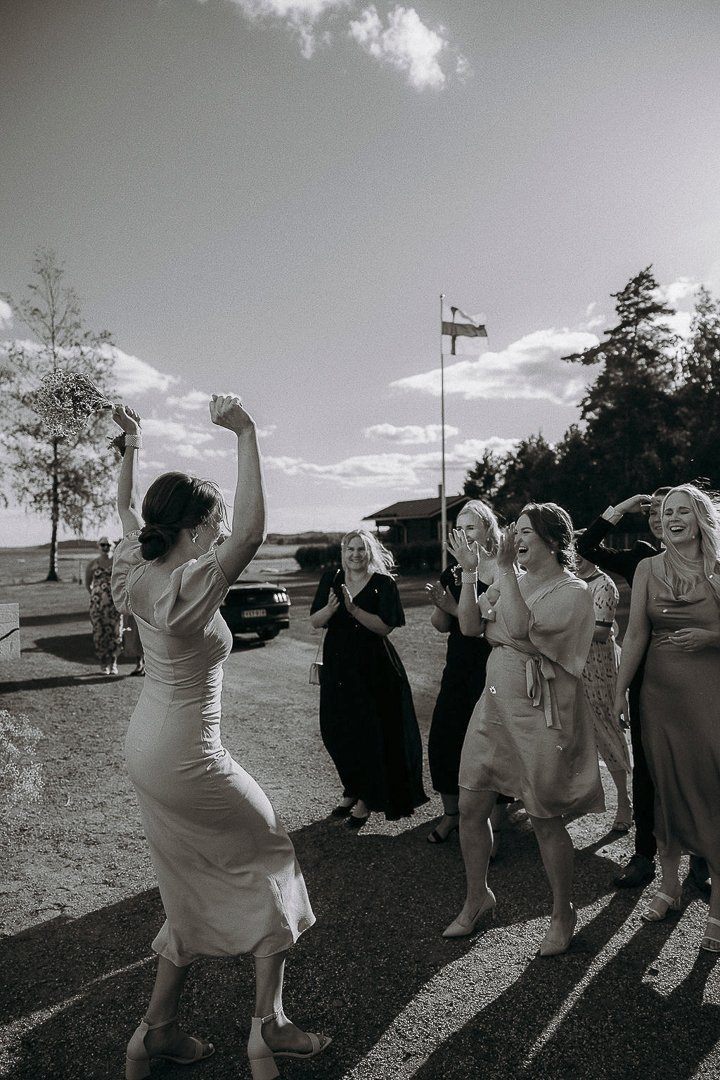 hääkuvaus Helsinki Lahti | kimpunheitto | dokumentaarinen hääkuvaus Aurinkoranta Estelle Asikkala Vääksy | Salla Vesa-Tikkanen Photography