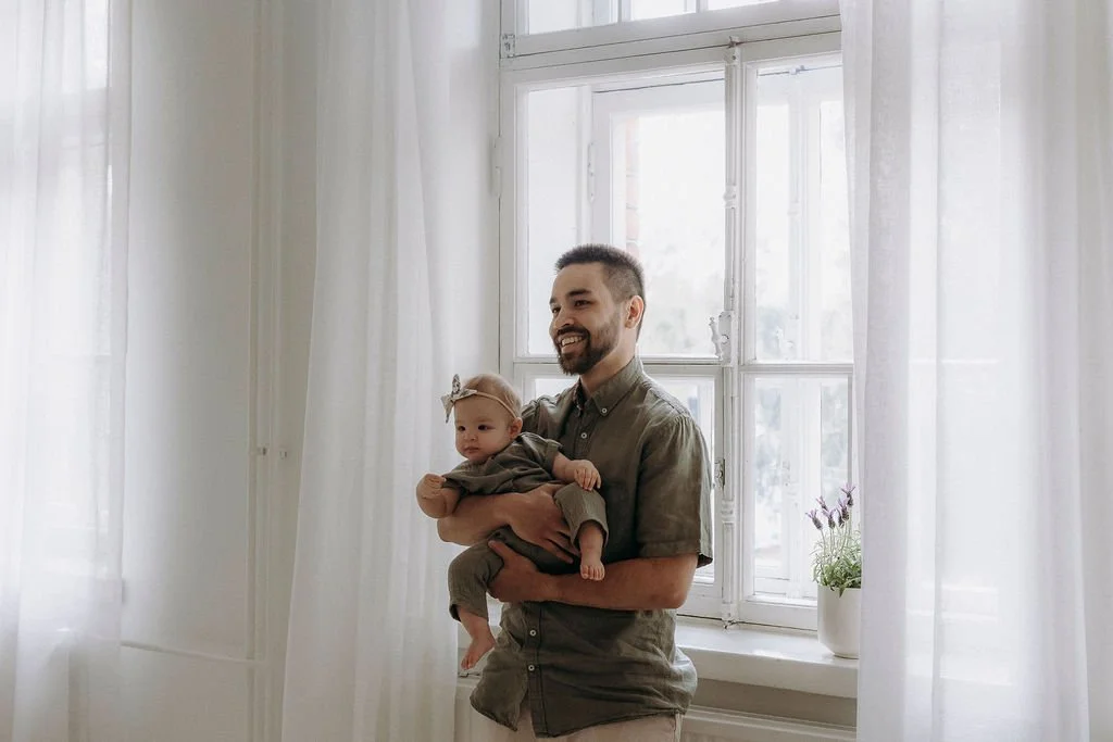 perhekuvaus Lahti | perhekuvaaja | lapsikuvaus | valokuvaaja Lahti | valouvaus Lahti | lahden paras valouvaaja | premium valokuvaus | family photography Helsinki | valokuvaajat Suomi | upea luonnonvalostudio Hennalan historiallisella kasarmialueella