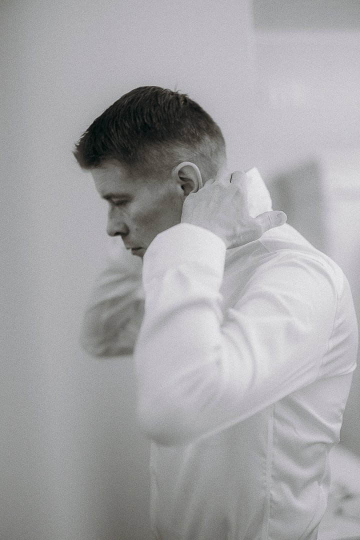 sulhalsen aamuvalmistelut | fine art hääkuvaus | documentary wedding photography | dokmentaarinen hääkuvaus Helsinki | valokuvaaja Päijät-Häme | Salla Vesa-Tikkanen Photography