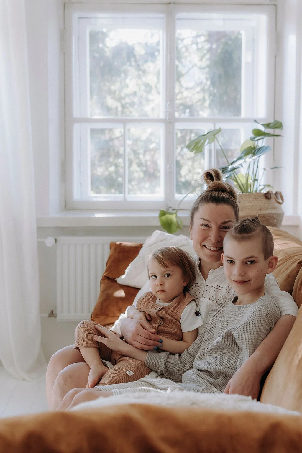 perhekuvaus Lahti | perhekuvaaja | lapsikuvaus | valokuvaaja Lahti | valouvaus Lahti | lahden paras valouvaaja | premium valokuvaus | family photography Helsinki | valokuvaajat Suomi | upea luonnonvalostudio Hennalan historiallisella kasarmialueella