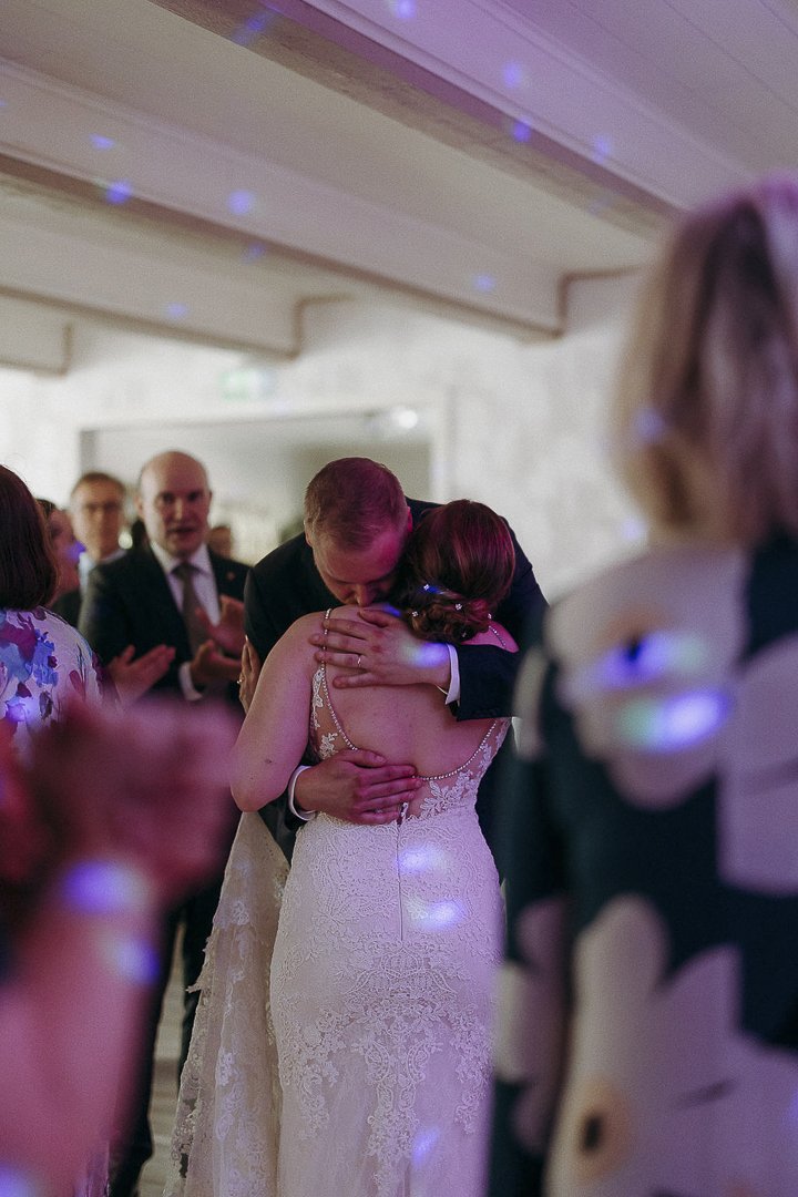 hääkuvaus Helsinki Lahti | first dance | dokumentaarinen hääkuvaus Aurinkoranta Estelle Asikkala Vääksy | Salla Vesa-Tikkanen Photography