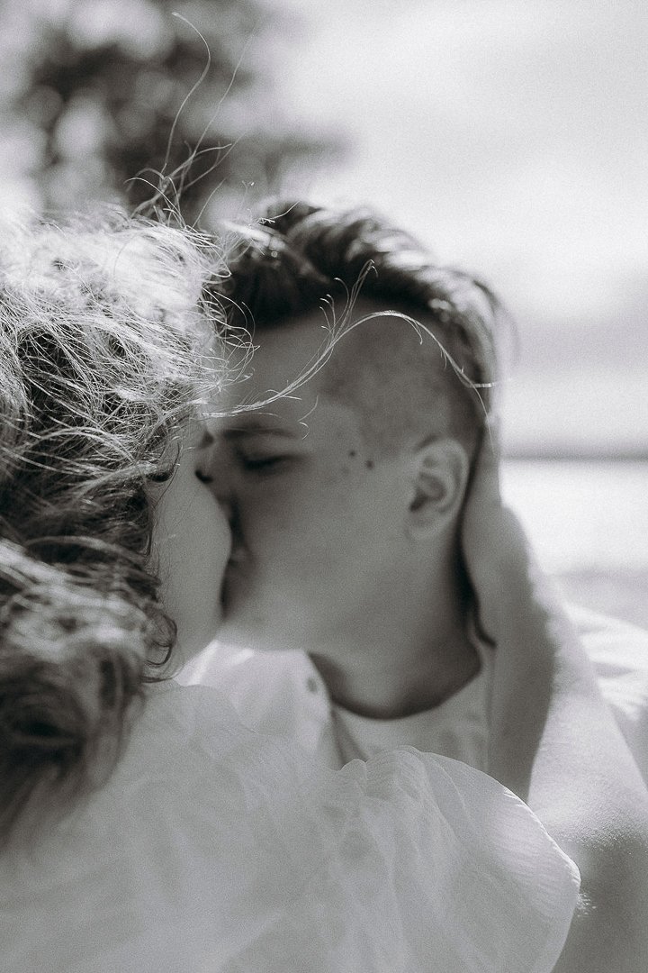 elopement hääkuvaus | queer häät | sateenkaarihäät | fine art hääkuvaus | hääparin potretit Lahti | dokumentaarinen hääkuvaus