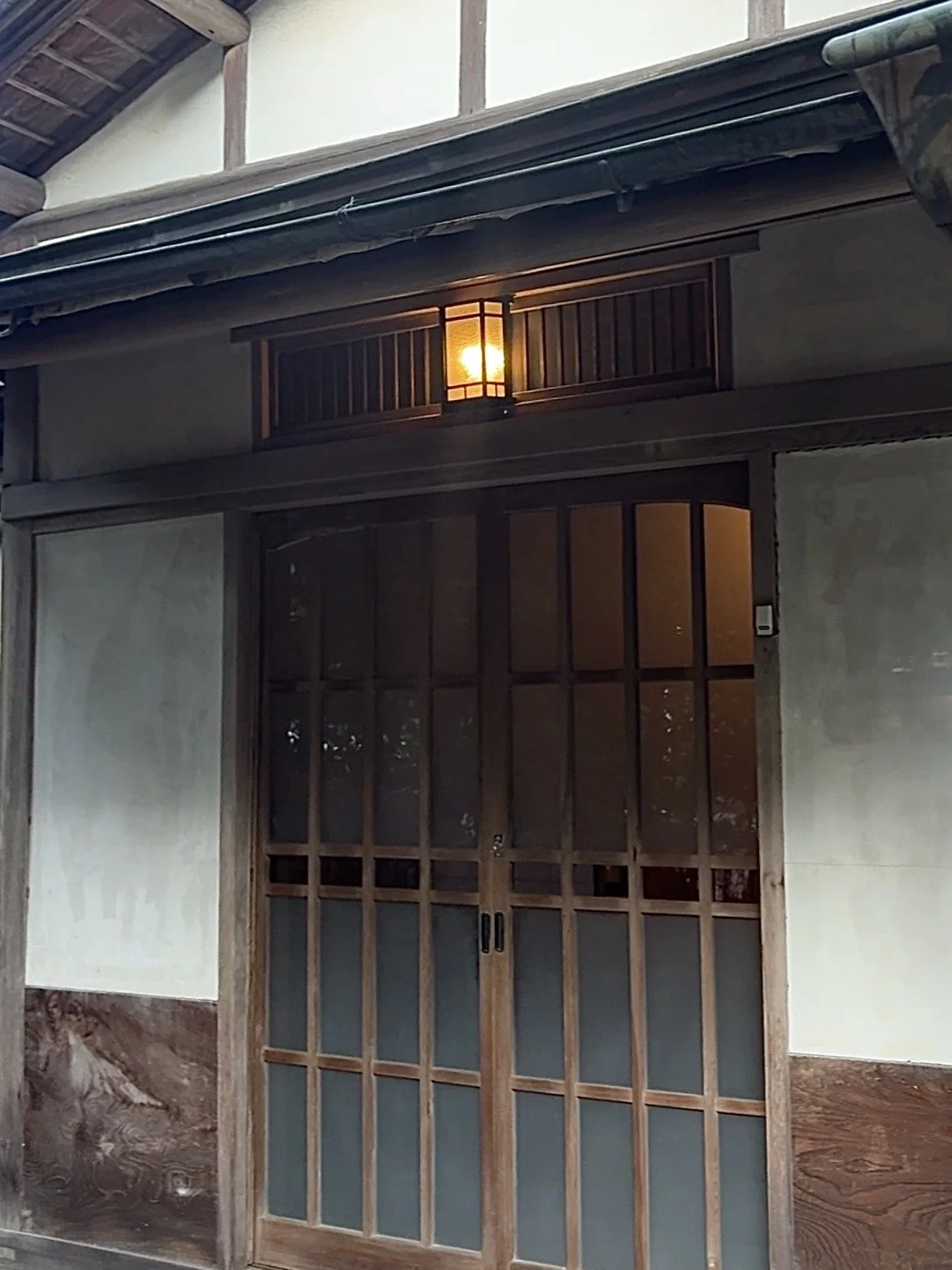 The lock is in the middle. The door on the left is fixed and will NOT open. The door on the right slide open (slide right).