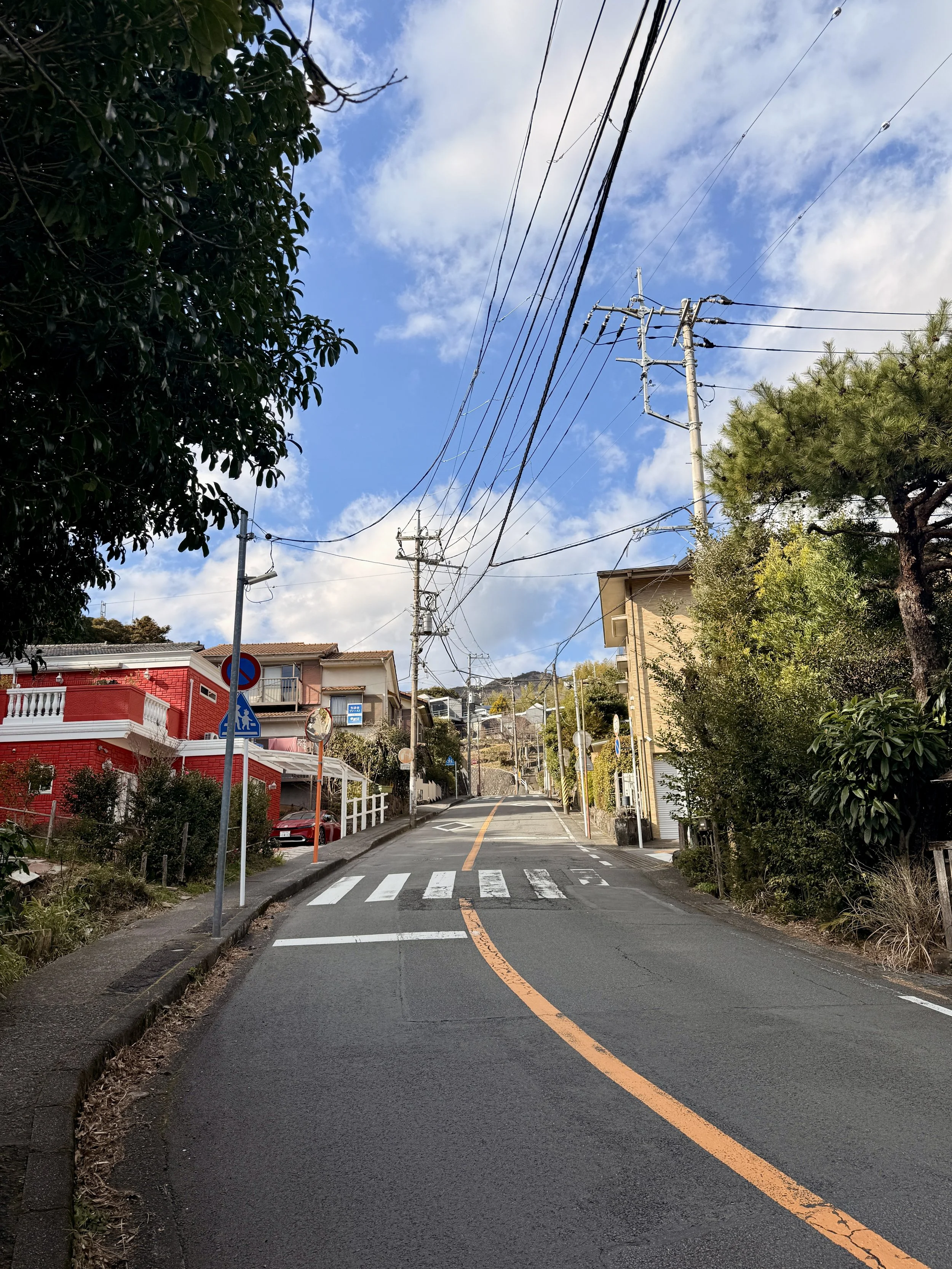 After heading up the hill for a few minutes, you will see a red house. Ask the taxi driver to drop you here. This house is directly across the street from the gate to Atami Garden House
