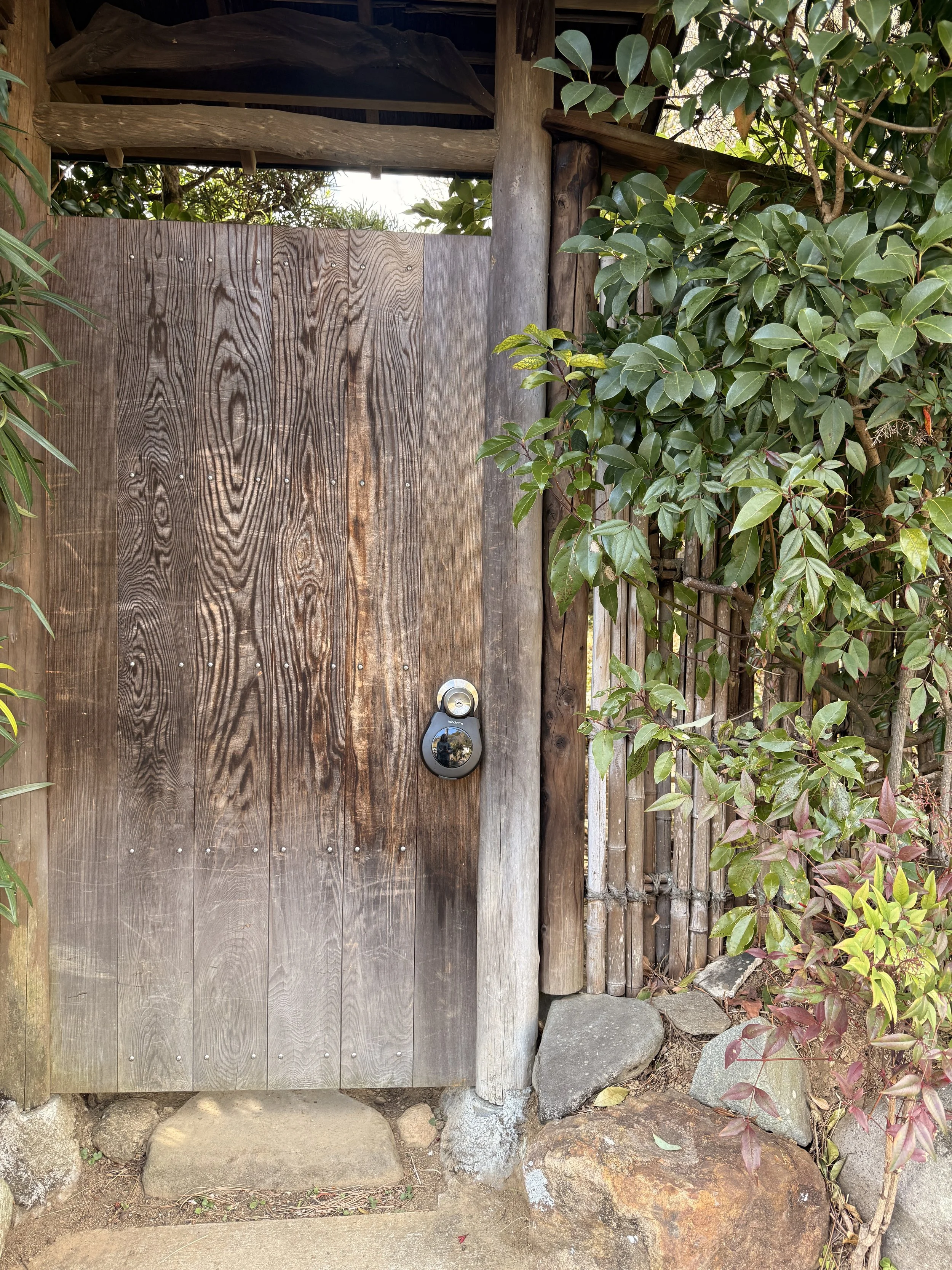 You can see the padlock here. Enter your code. The front of the lock will pop open. The keys are inside.