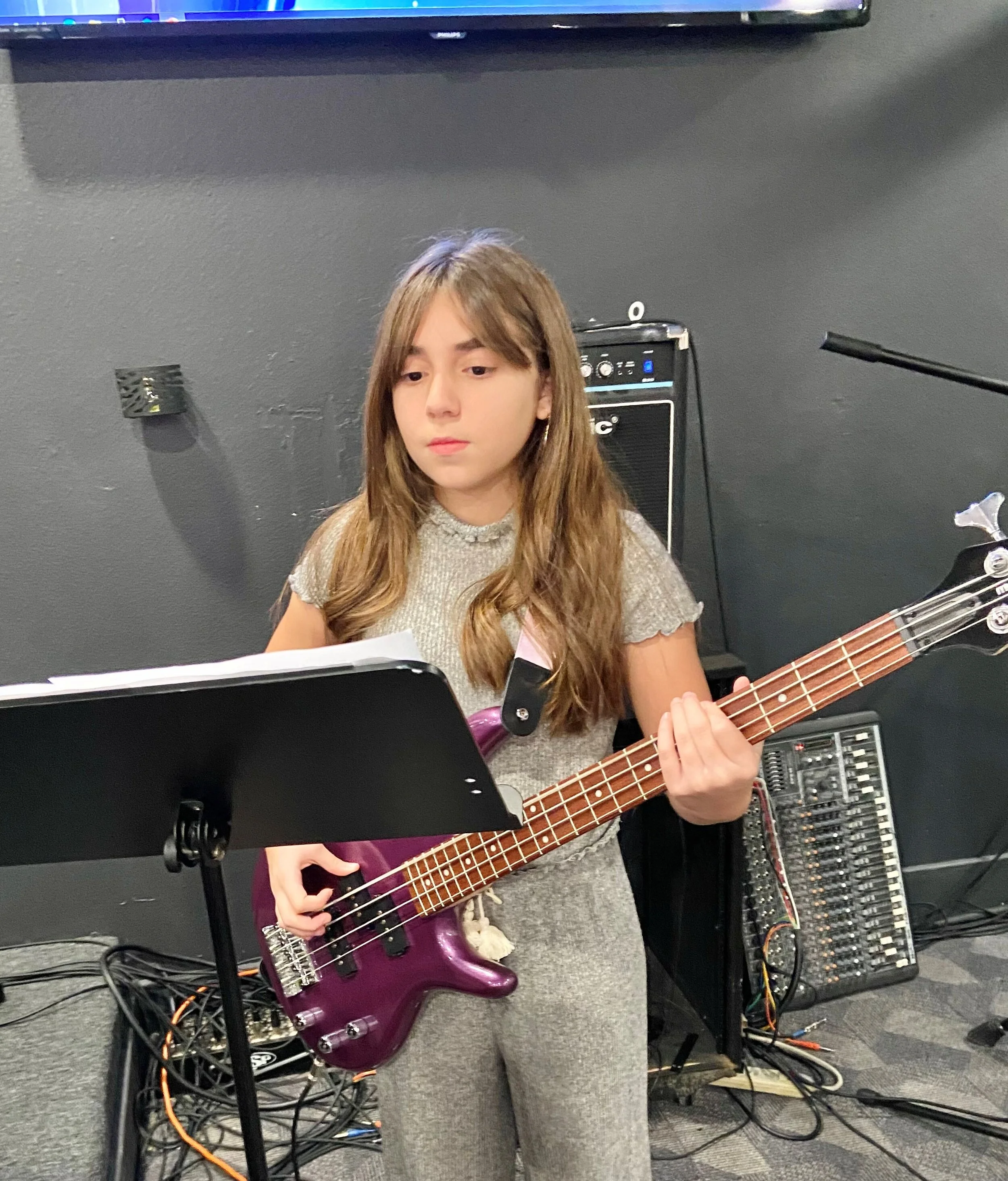 Abi tocando bajo 1 - EDIT.jpg