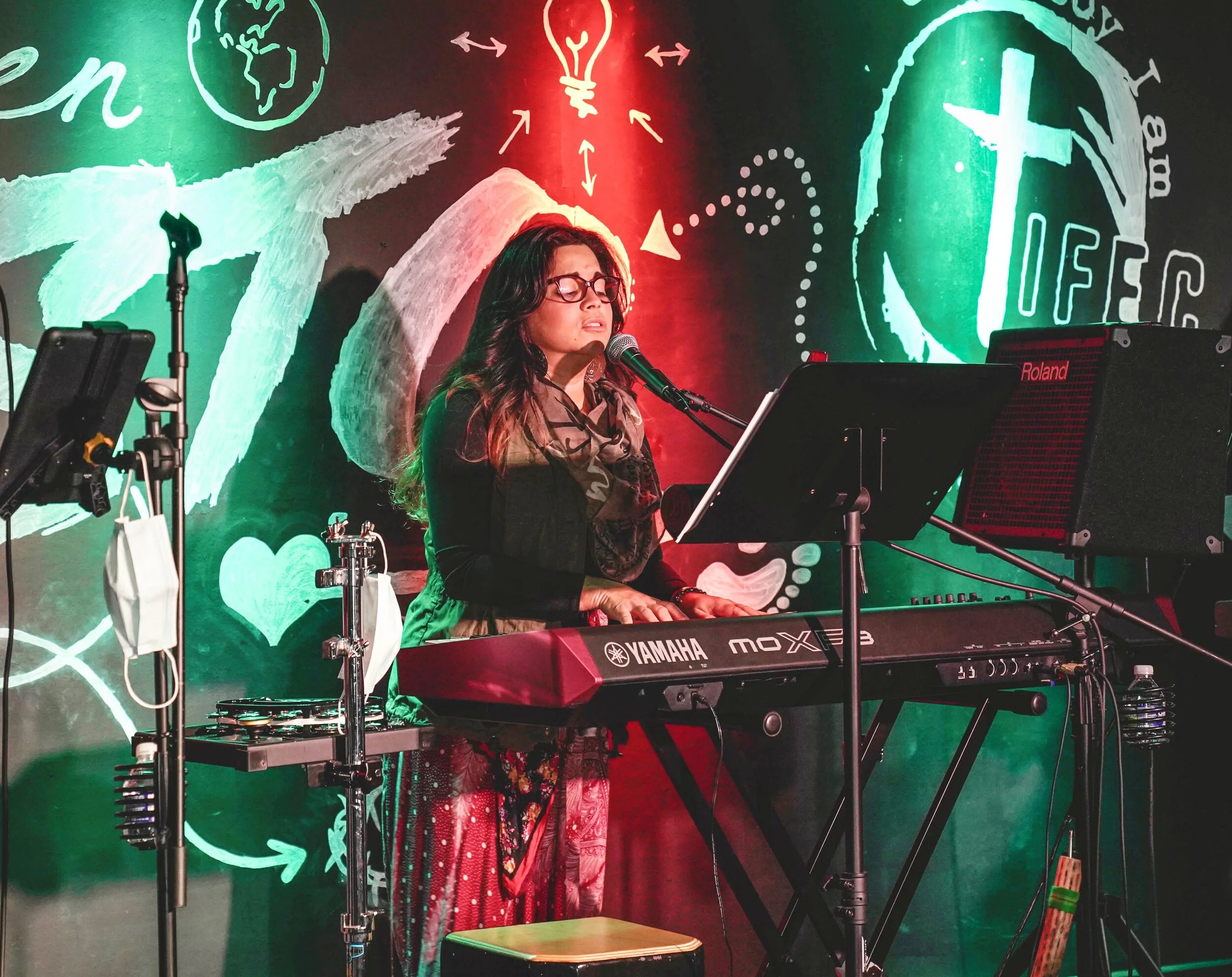 KEREM TOCANDO y CANTANDO - EDIT.jpg