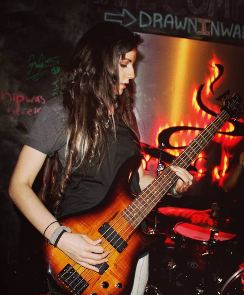 GRACE TOCANDO BAJO.png