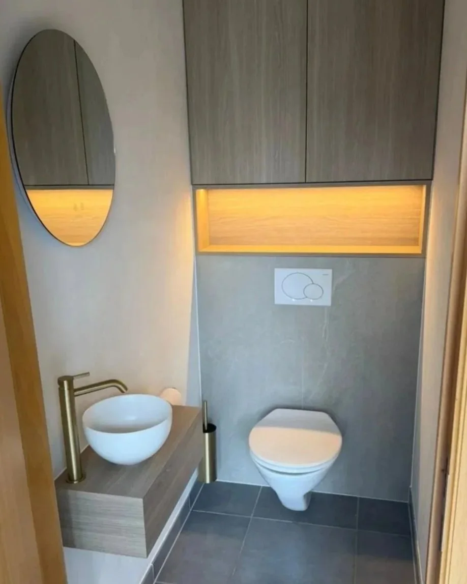 Toiletrenovatie met kast op maat en bijhorende handenwasser.