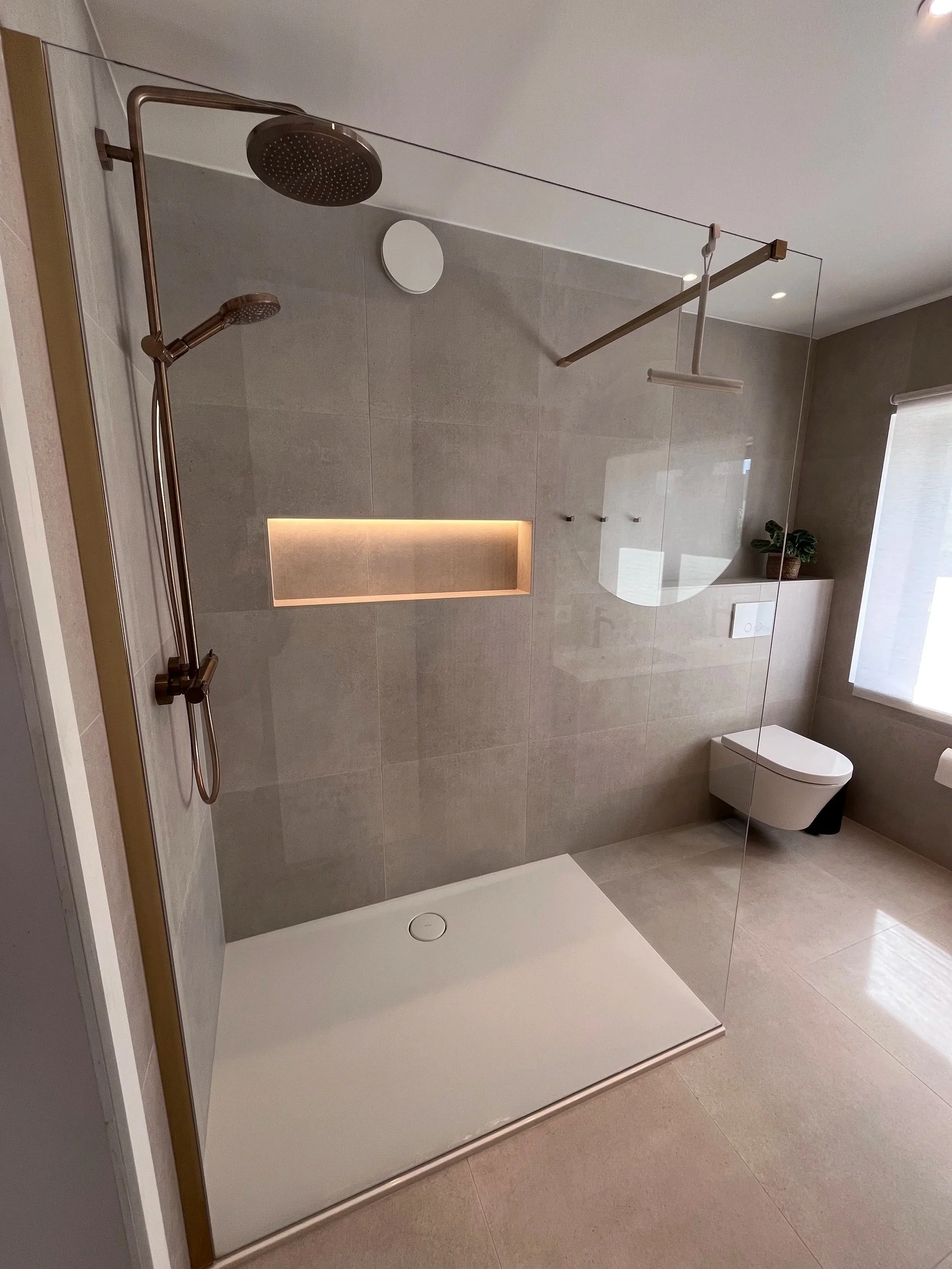 Inloopdouche met nis en toilet