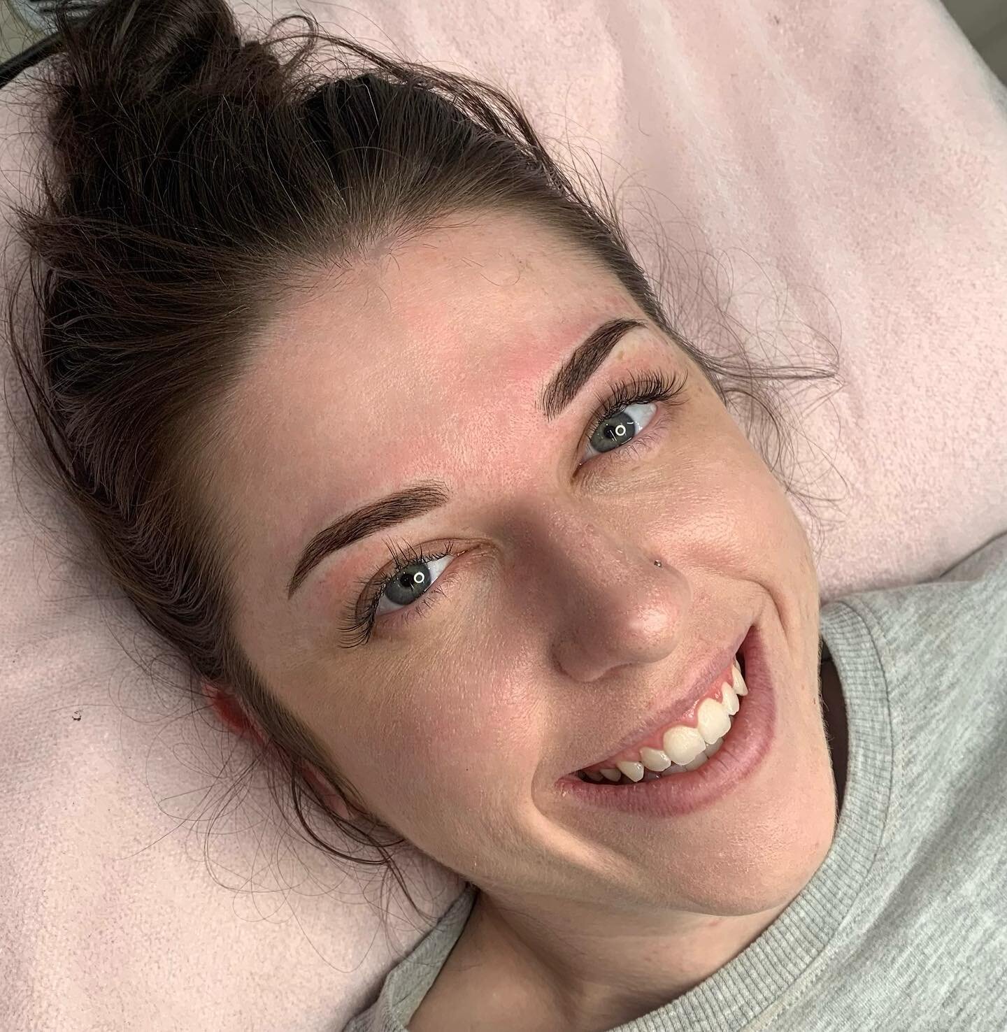A beautiful big smile from Chay for her new cosmetic tattooed powder brows 🌟
She had a great natural shape to work with! We lengthened the tails a little abs made them nice and sharp, gently blending them in to soft inners.