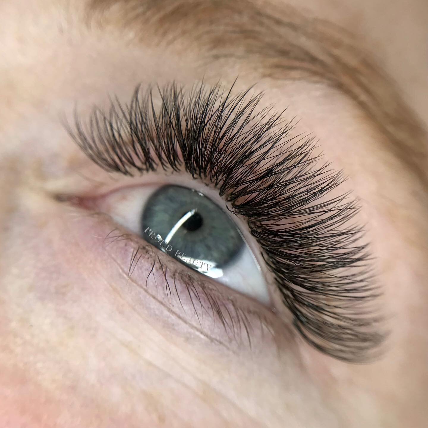 I don&rsquo;t love when you&rsquo;ve had not the best experience with lashes done elsewhere, but I do love turning it around for you 🪄 
0.05 hand made Russian Volume lashes, safely hiding any damaged or gap areas with soft and fluffy lashes.
Second 
