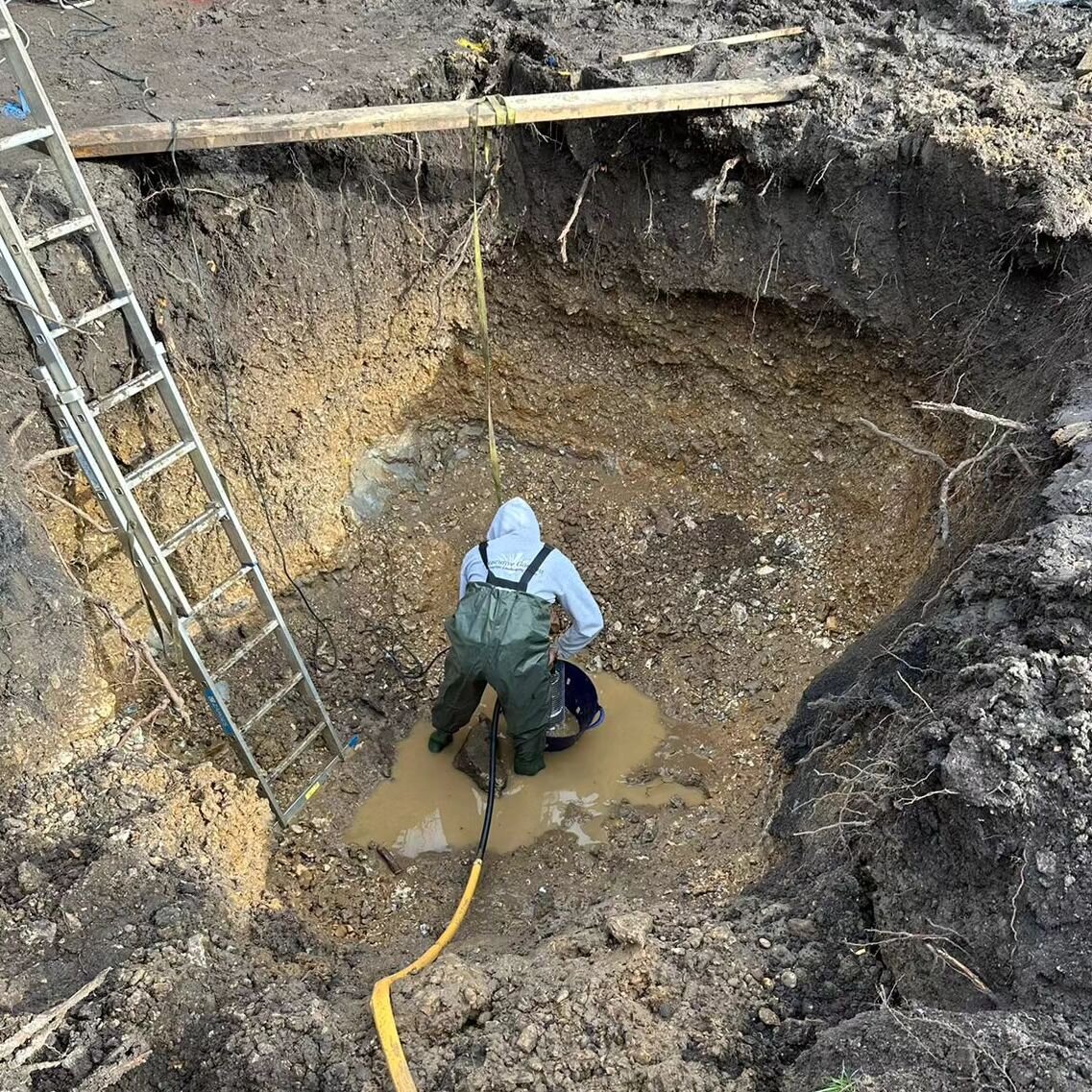 A huge hole is being dug in preparation for a natural swimming pond for this garden. Good progress despite the wet weather. It will be beautiful!

#chloeluxongardendesign
Build #executivegardensuk