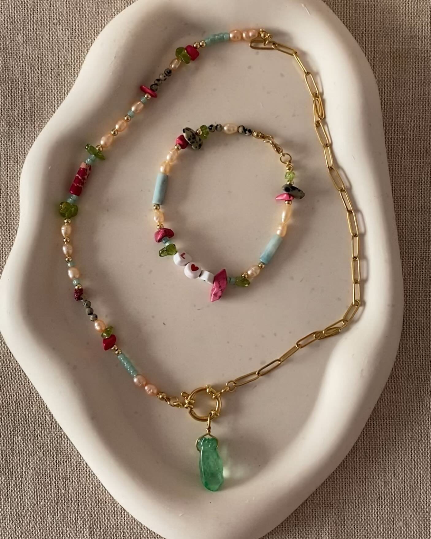 Ich bin jedes Mal ganz entz&uuml;ckt &uuml;ber eure kreativen Schmuckst&uuml;cke ✨

Jede Gruppe ist doch anders und so sind es auch die Ergebnisse 💕

#workshop #diy #schnuck #schmuckworkshop #handmade #kette #edelsteine #s&uuml;sswasserperlen #m&aum