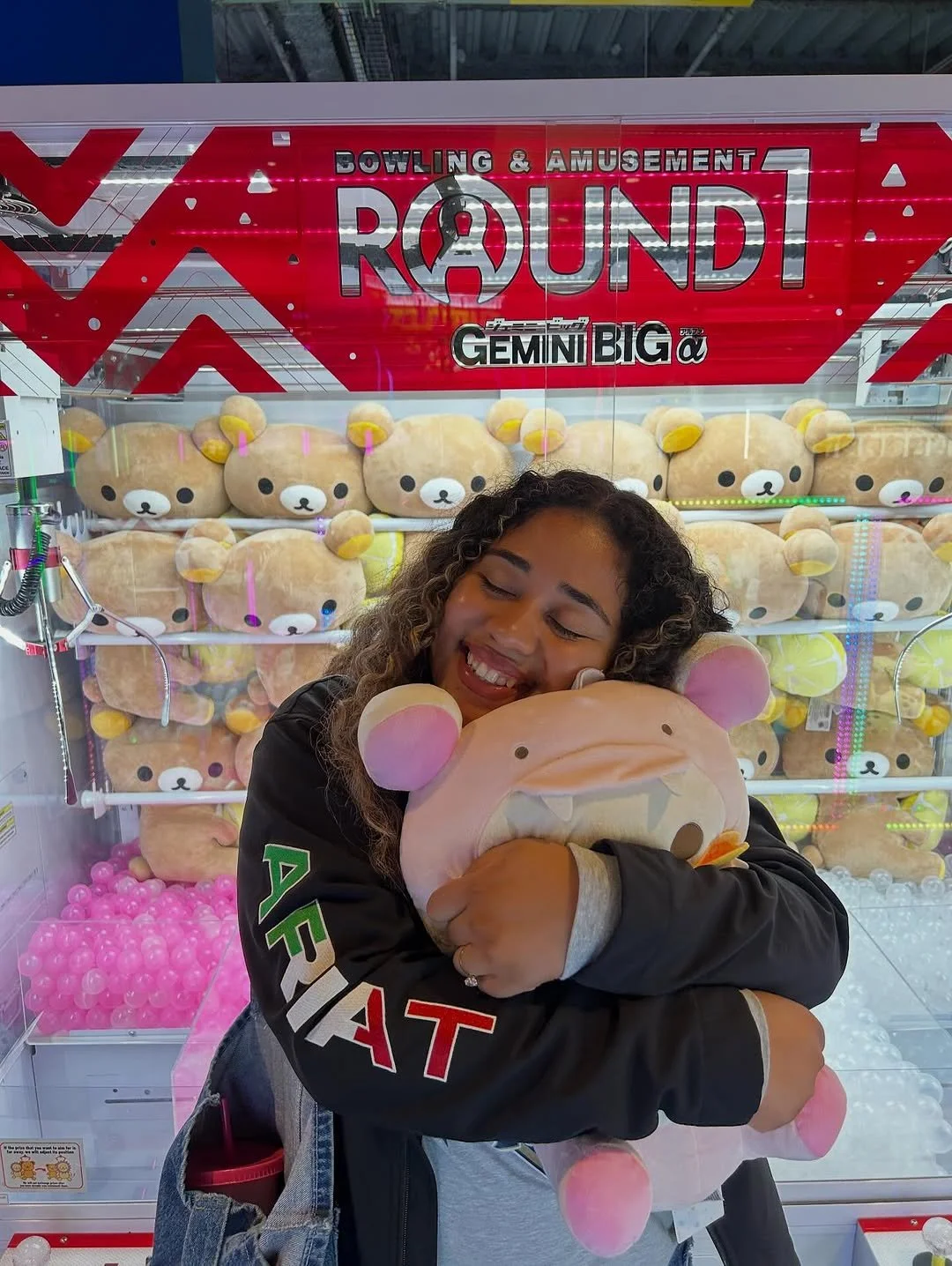 Date night + plushie luck = perfect combo 💕🧸The cutest way to win!

📸📽️ : @laelerzzz (via IG) #R1FanRepost
---
Want a chance to be featured? Tag us @round1usa or #round1usa
---
🔥 Click the link in our bio to check out more crane items!

#Round1U