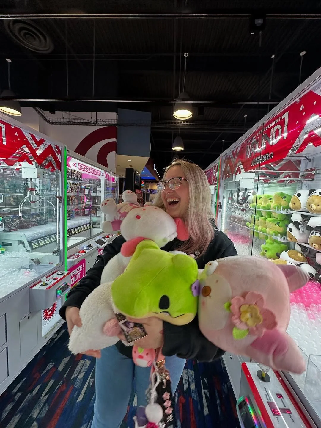 Went in for one game and walked out with a full plushie entourage! 🧸 These crane catches are plushie squad approved 👍

📸📽️ : @ummrebecca (via IG) #R1FanRepost 
---
Want a chance to be featured? Tag us @round1usa or #round1usa
--- 
🎁 The plushies