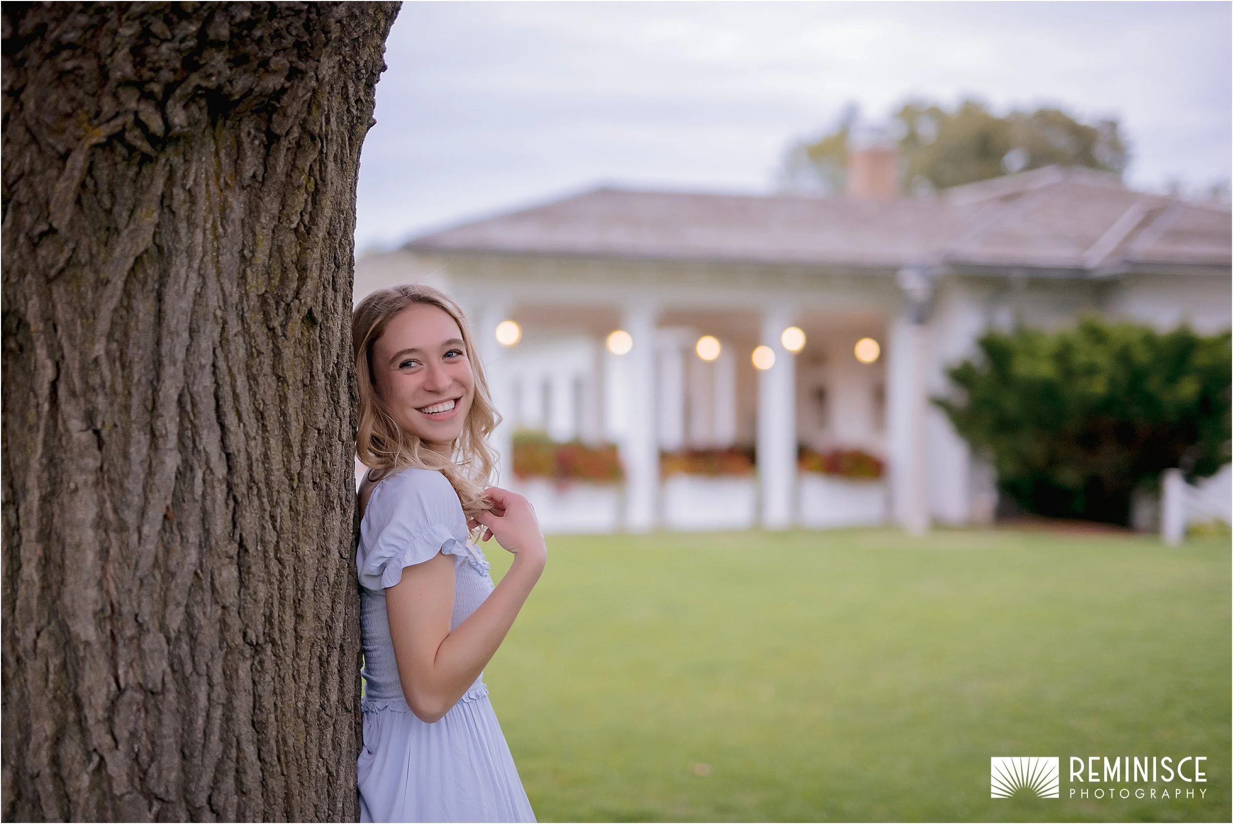 08-girl-back-to-tree-white-pillar-building-background.JPG