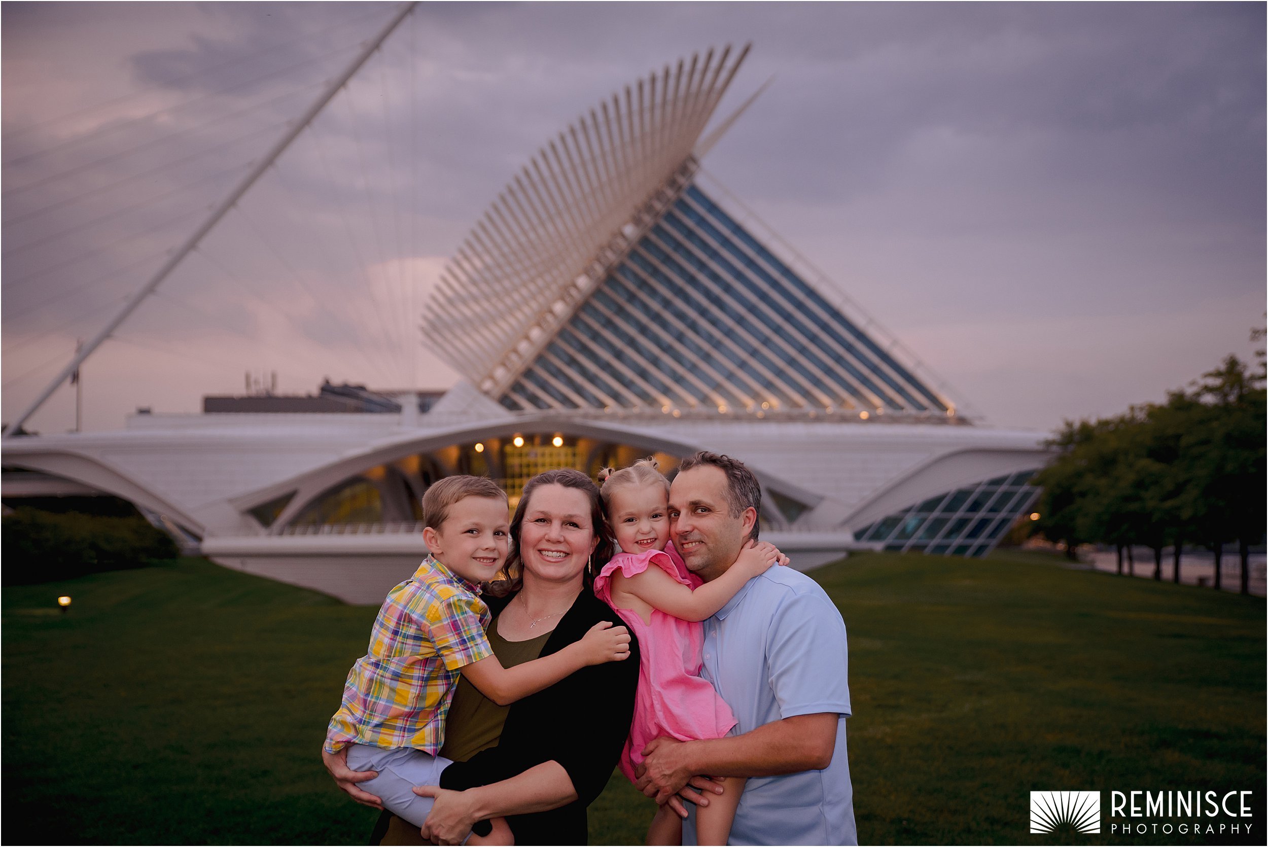 03-downtown-lakefront-blue-hour-art-museum-family-session.JPG