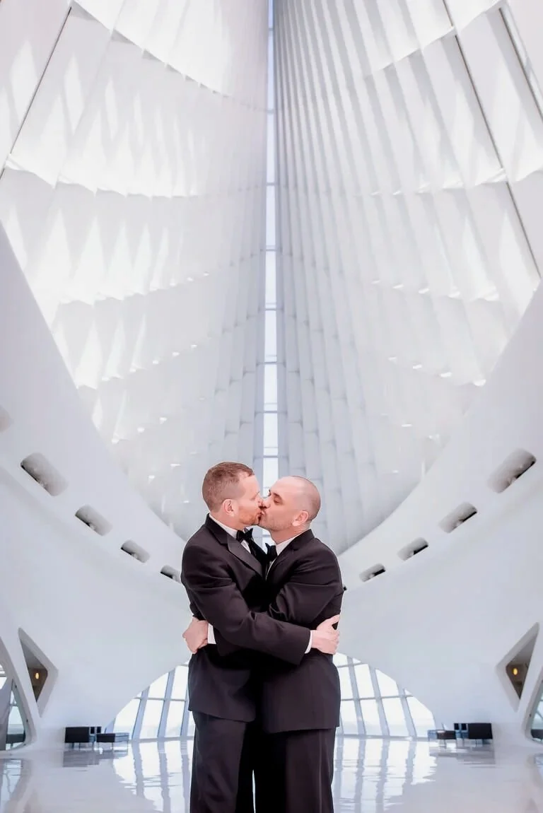 049-lgbt-grooms-milwaukee-art-museum-wedding-photography-kissing-portrait.jpg