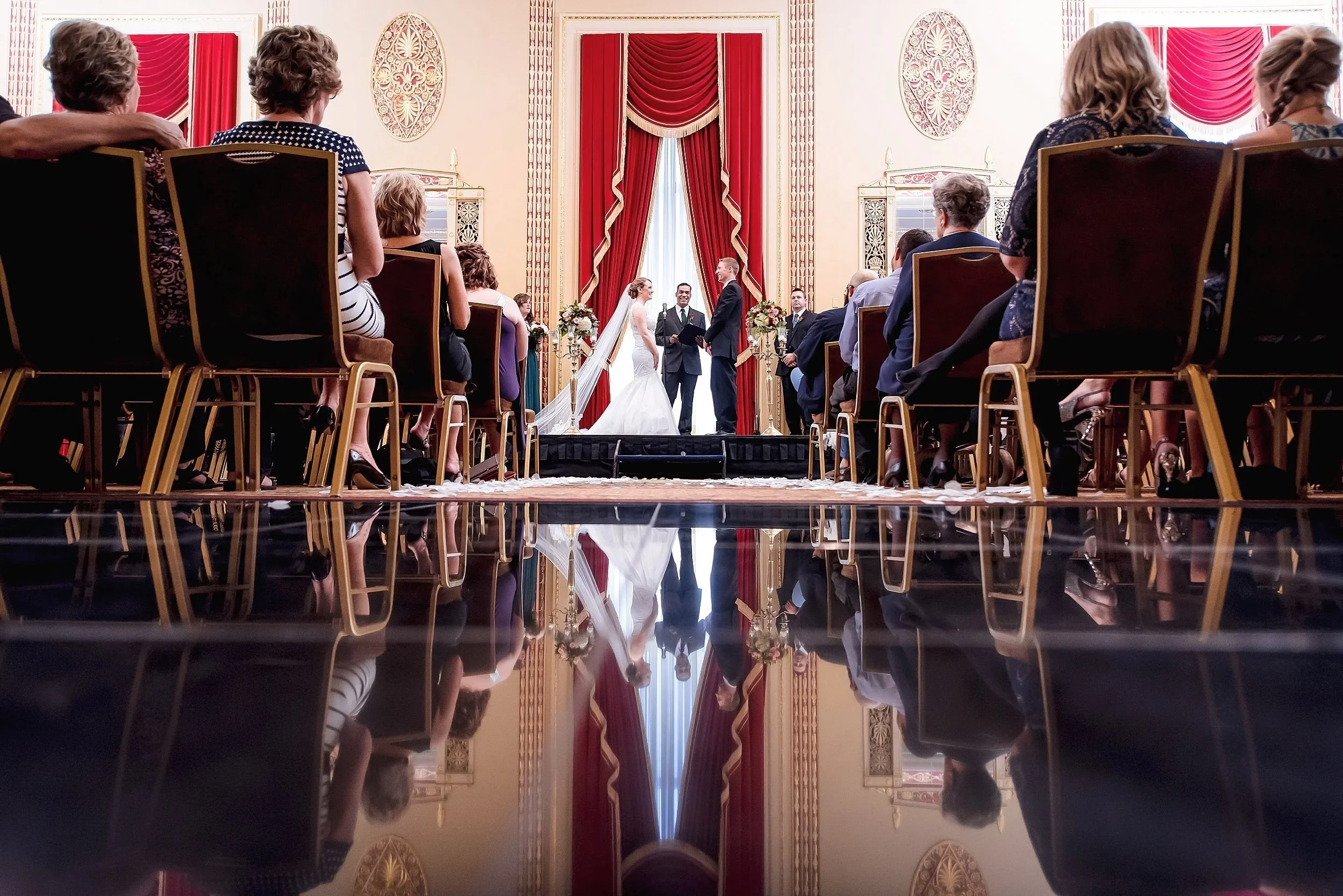 06-milwaukee-wedding-photography-ceremony-aisle-reflection-pfister-hotel.jpg