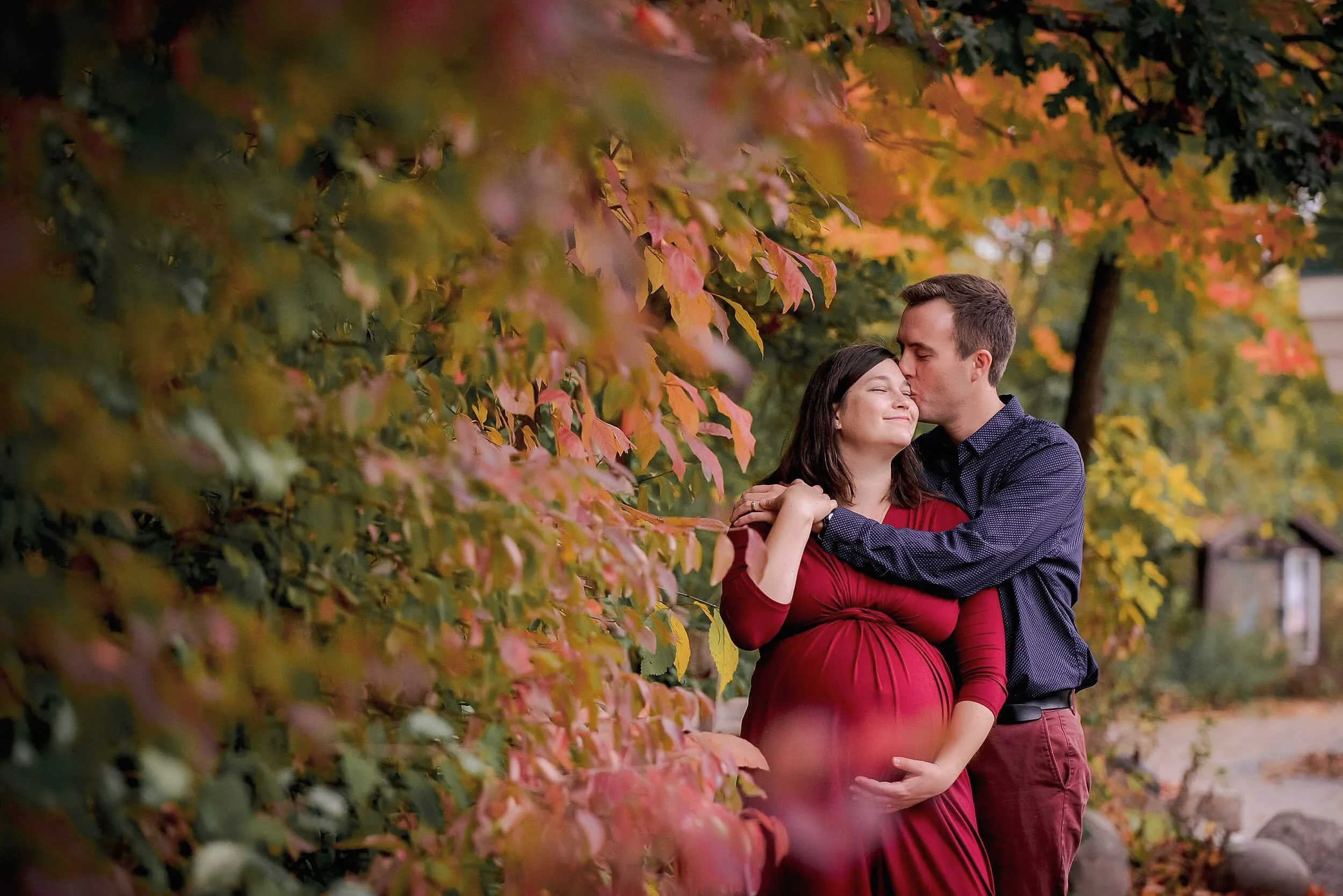 artistic-maternity-photos-fall-colors.png