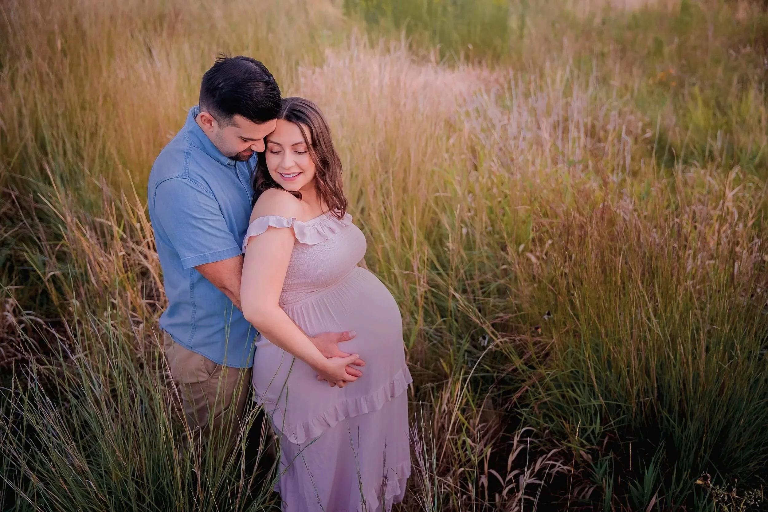 28-pregnancy-maternity-photography-field-holding-hands-father.jpg