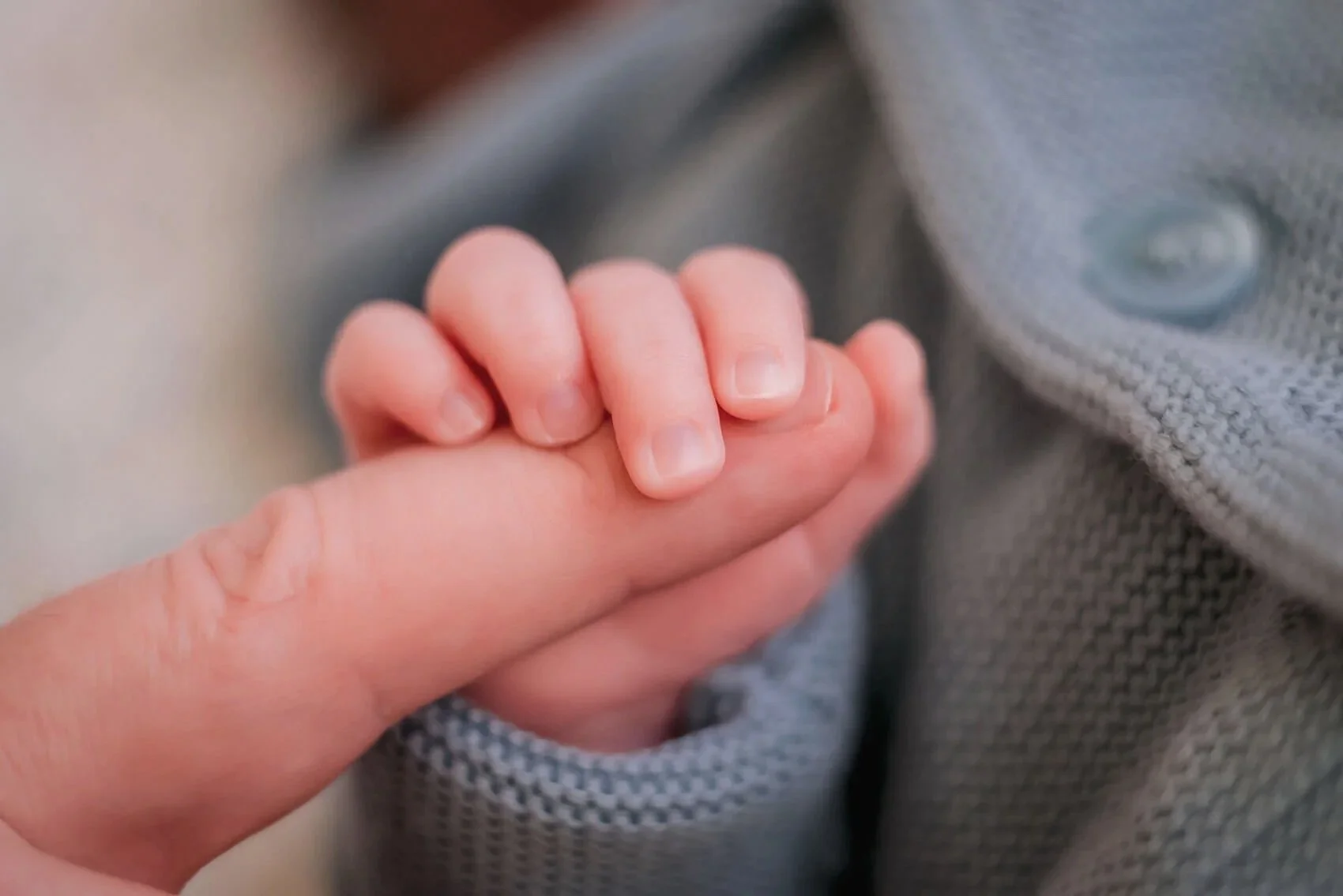 43-newborn-photography-cute-baby-hand-holding-parents-finger.jpg