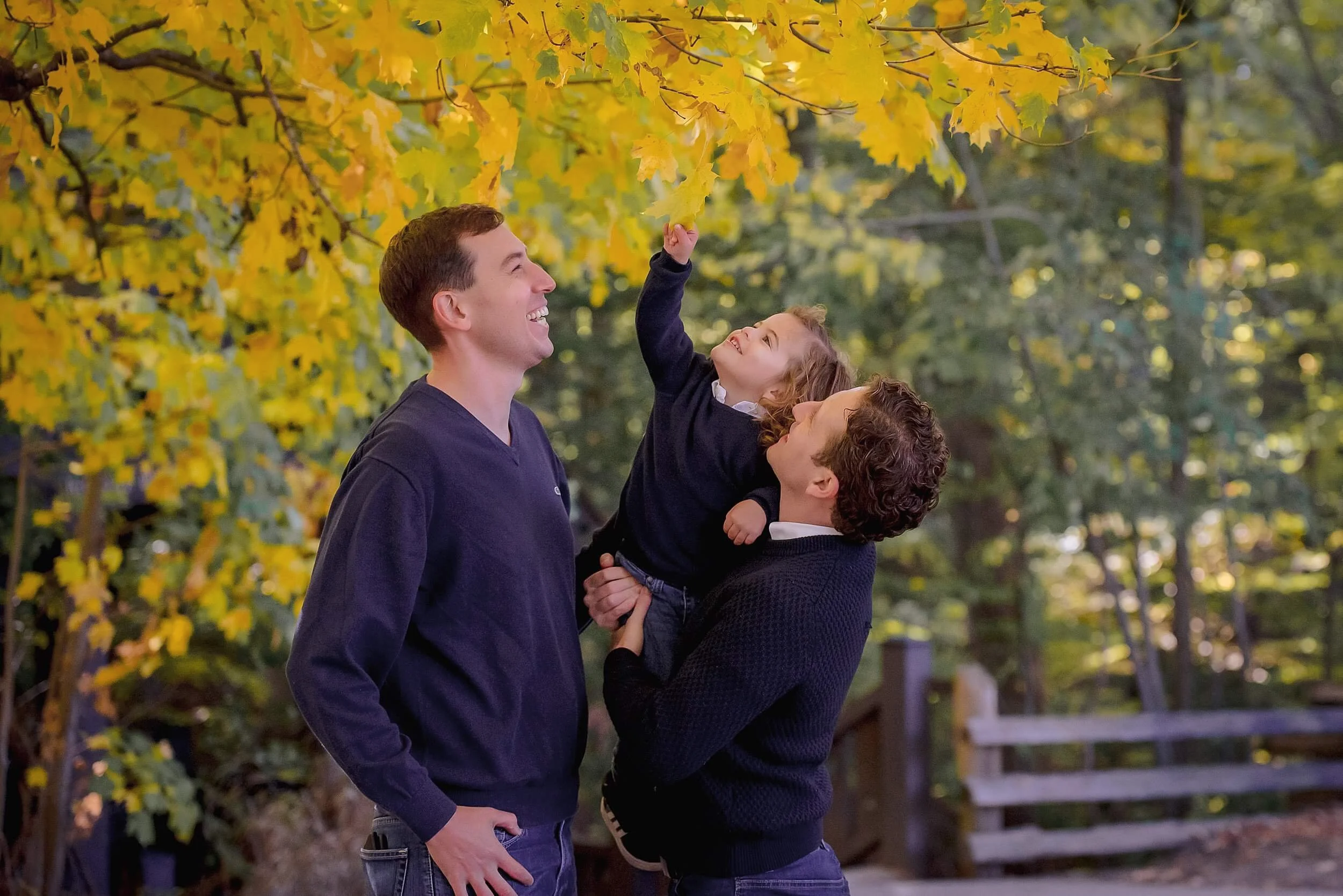fun-candid-family-photos-dads-lifting-child.png