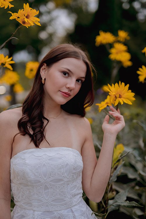 wisconsin-senior-portraits-yellow-wildflowers-park-location.jpg