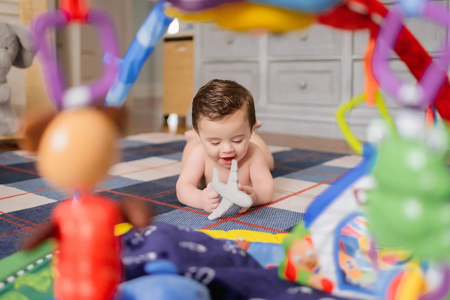 02-baby-photo-photography-boy-playing-airplane-nursery.JPG