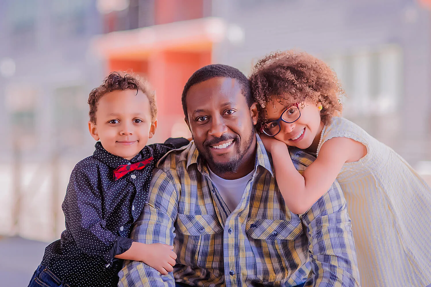 dad-and-kids-smiling-cute-professional-family-photos