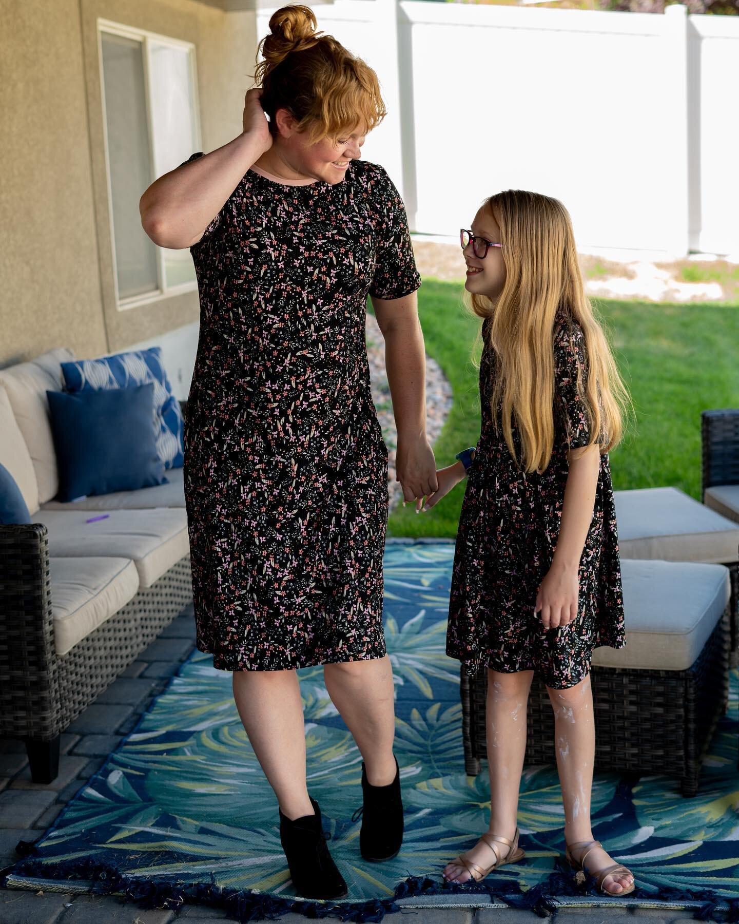 Twinners!! Look at us in our matchy-matchy dresses! 💖

This is the Sally Floral Rib in black/pink from @milymaefabrics and it is super soft and so nice to wear.

After making my dress, I had just enough leftover to make Ivy a dress, so she gets a su