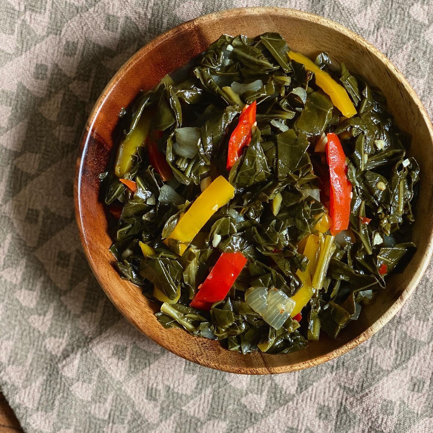 These Vegan Southern Collard Greens are so flavorful and delicious! It pairs perfectly with my Vegan Cajun Style Red Beans recipe that you can find on nikishariley.com .

Vegan Southern Collard Greens 🥬 
 2 tablespoons of vegetable oil
1 red bell pe