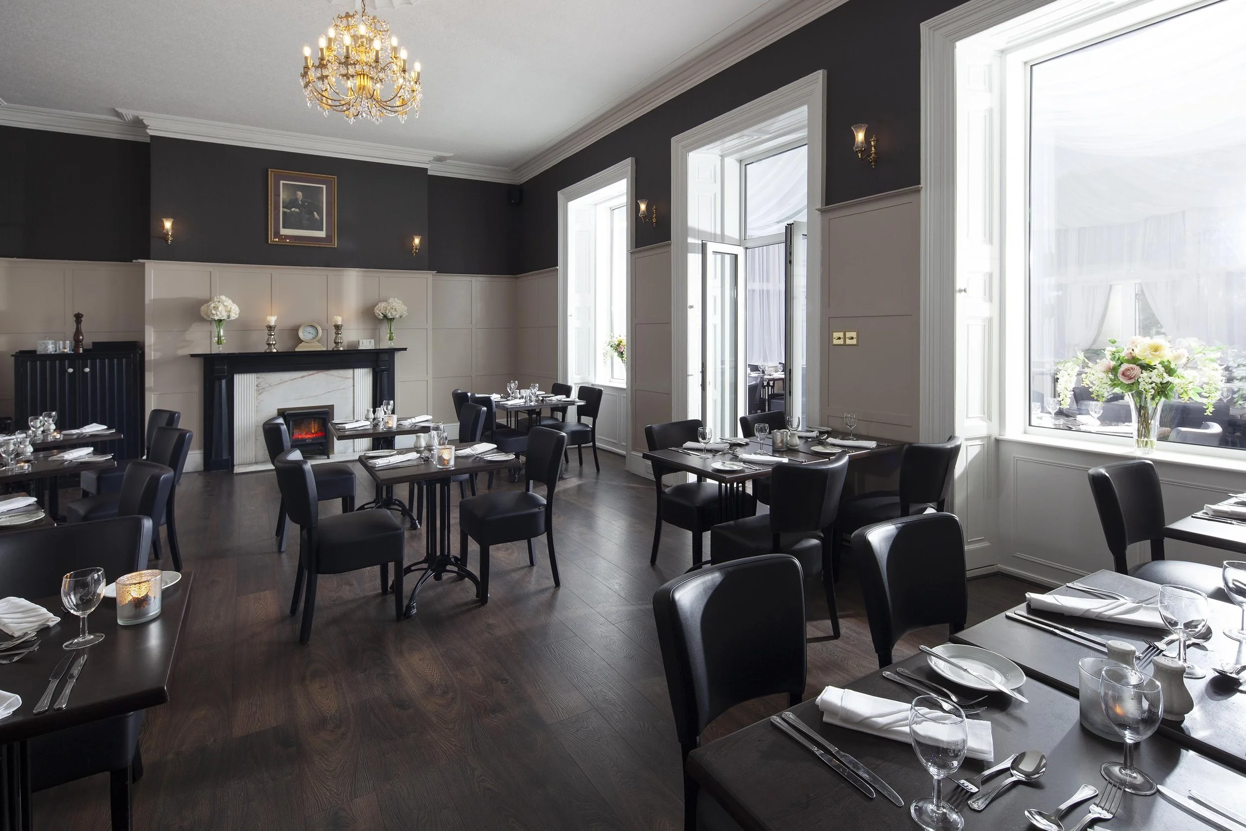restaurant-churchills-01.jpg