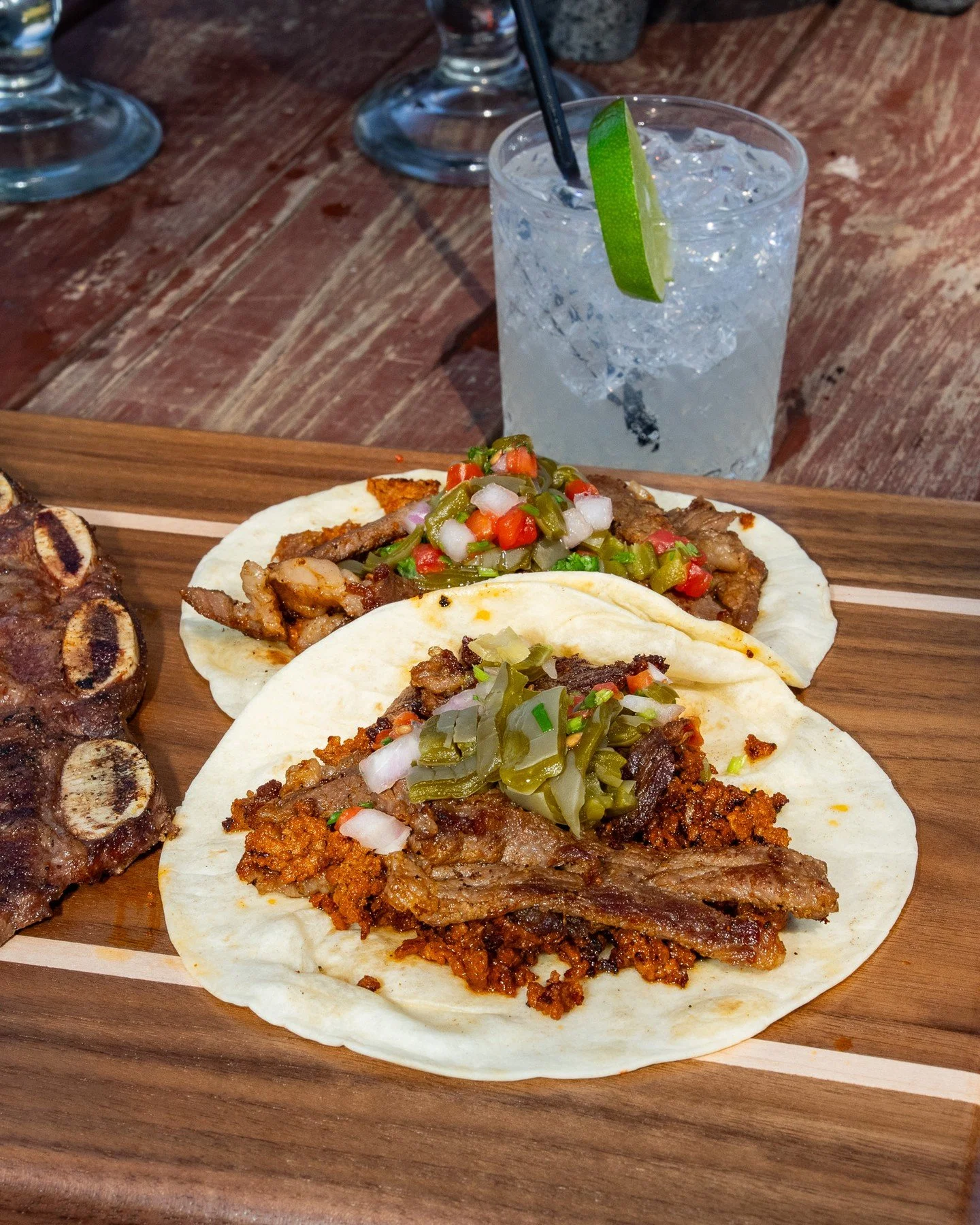 A good cut and a strong pour. 🥩

Picture : Tacos a part of our Deluxe Rancho Platter