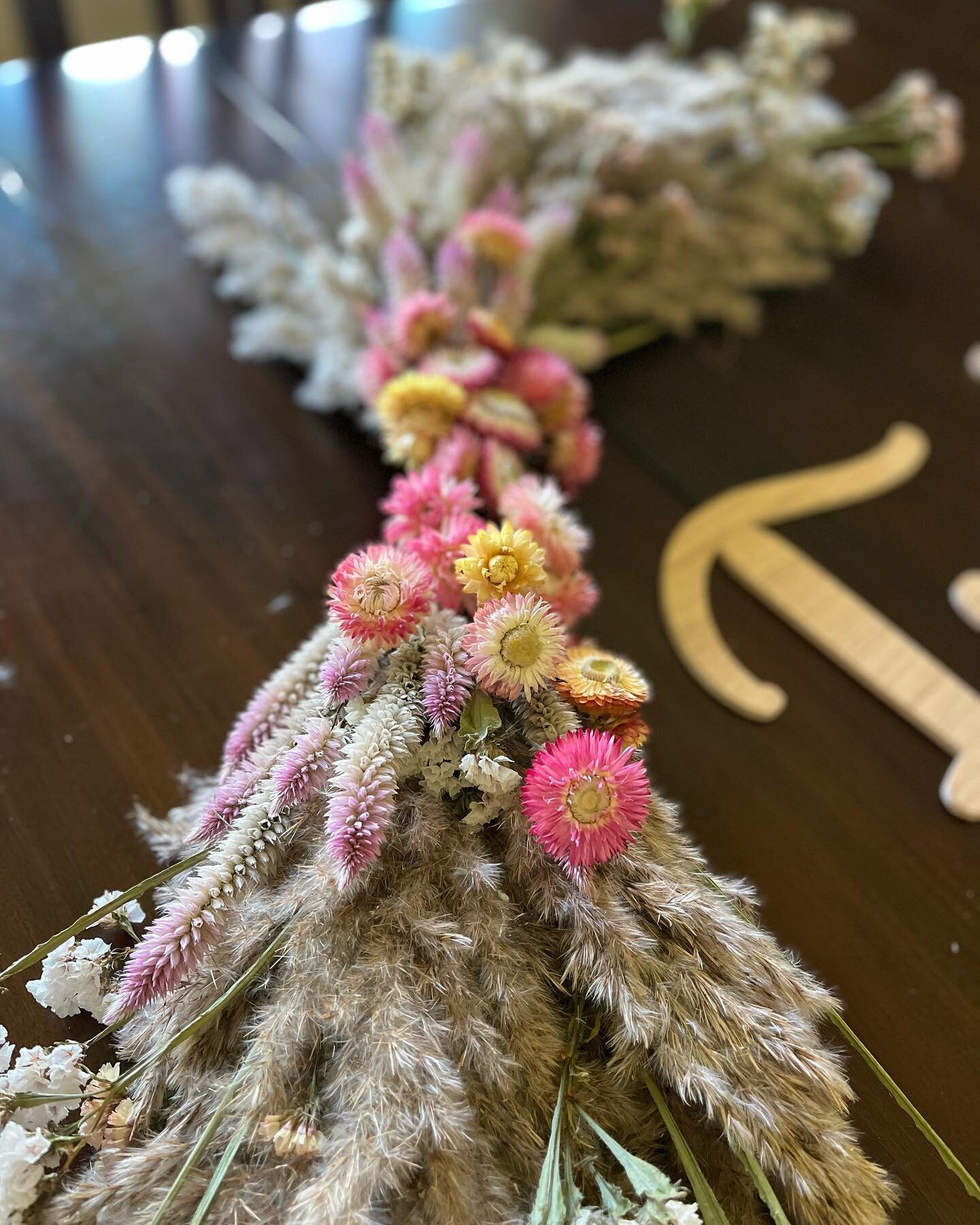 Some beauty in the works for this weekend with the gorgeous dried flowers I got from @free.eggs72 !

Now if the weather would just cooperate!

#driedflowers #inspiredevents #bridalshowers #rainraingoaway #handmade #driedfloralarrangement #partyplanne